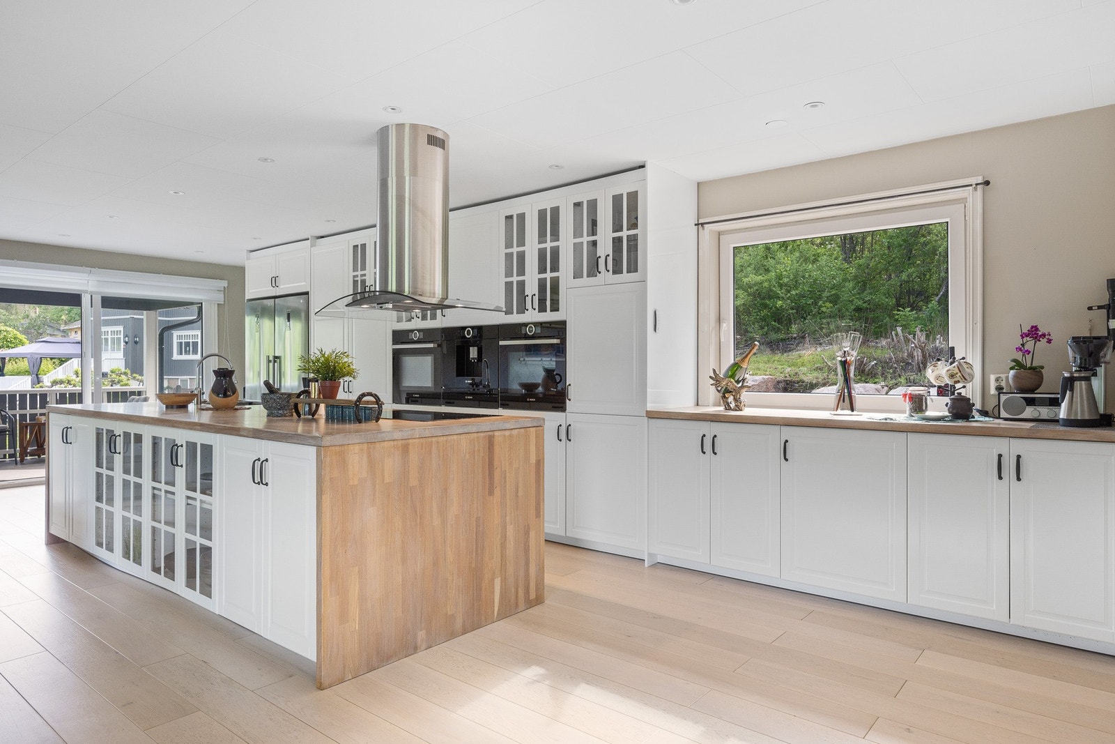 Innredningen har nye fronter fra 2023. Kjøkkenbenken er i heltre. Galleribilde