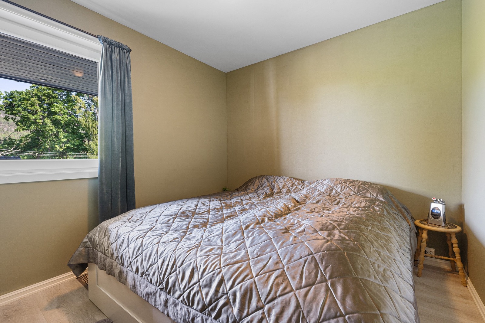 Det andre soverommet er også innredet med dobbeltseng, men passer også godt som barnerom. Galleribilde