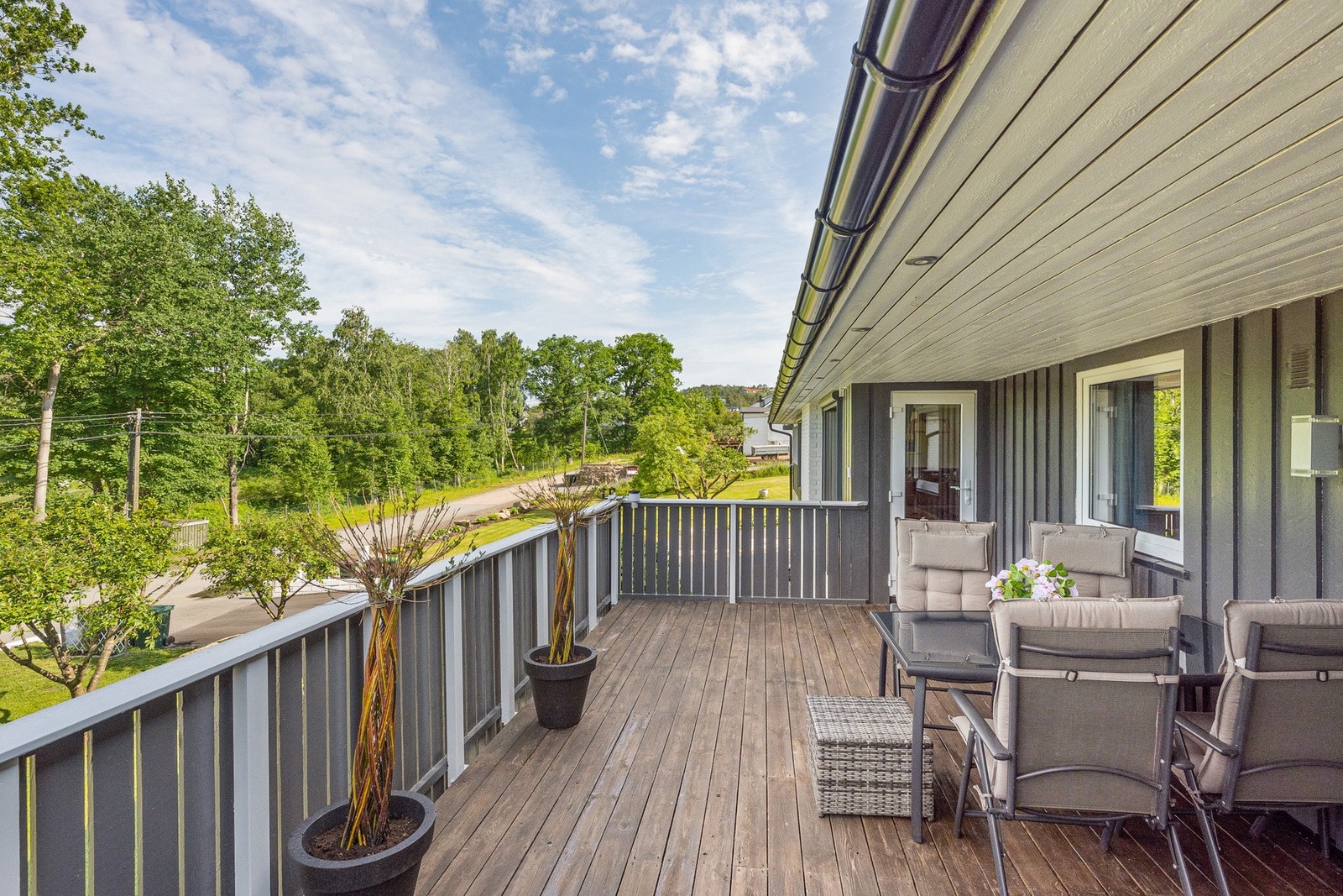 Verandaen er delvis overbygget og har downlights i taket. Galleribilde