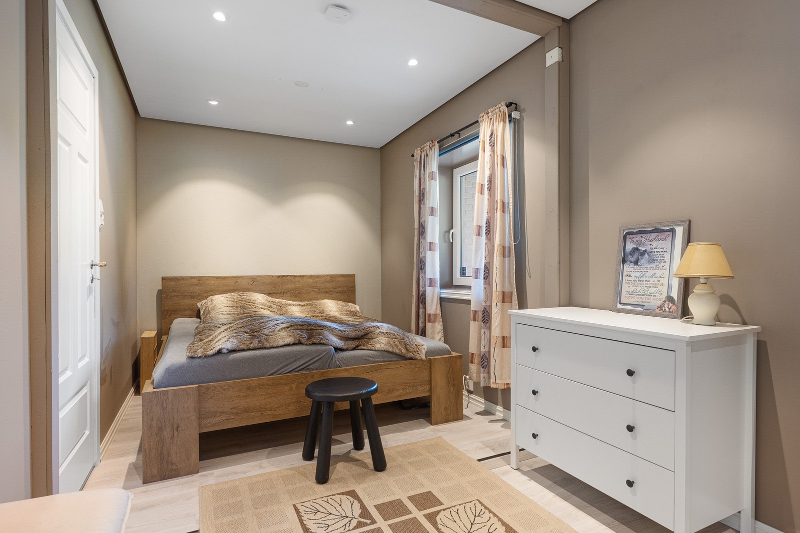 Boligens tredje soverom ligger i underetasjen. Galleribilde