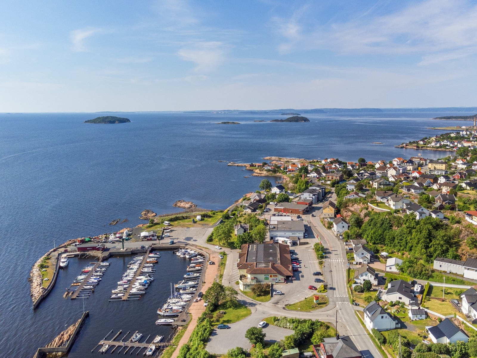 Tofte sentrum er kun noen minutter unna. Her er det flere hyggelige strender samt mulighet for båtplass. Galleribilde