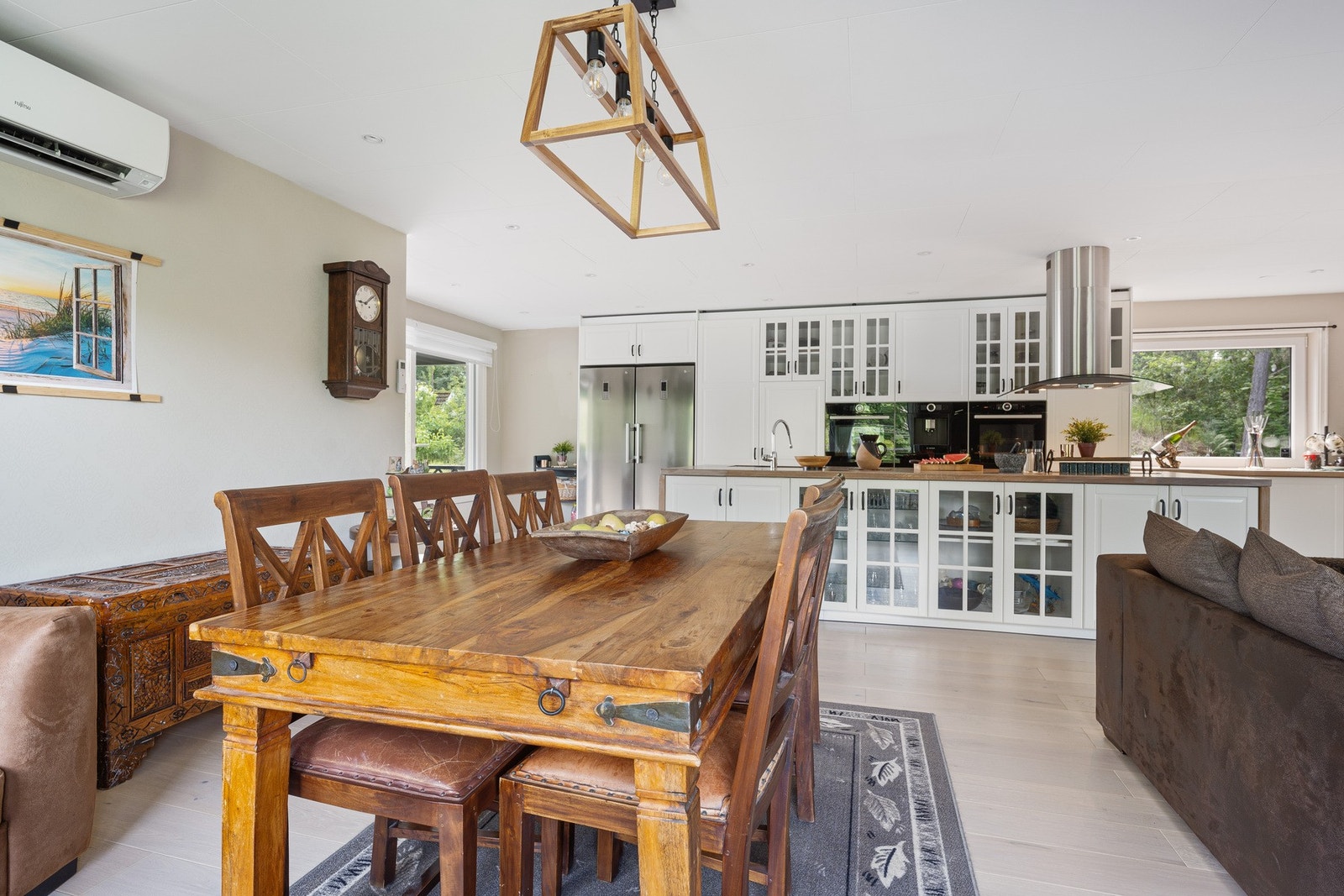 En varmepumpe sørger for varme om vinteren og avkjøling på varme sommerdager. Galleribilde