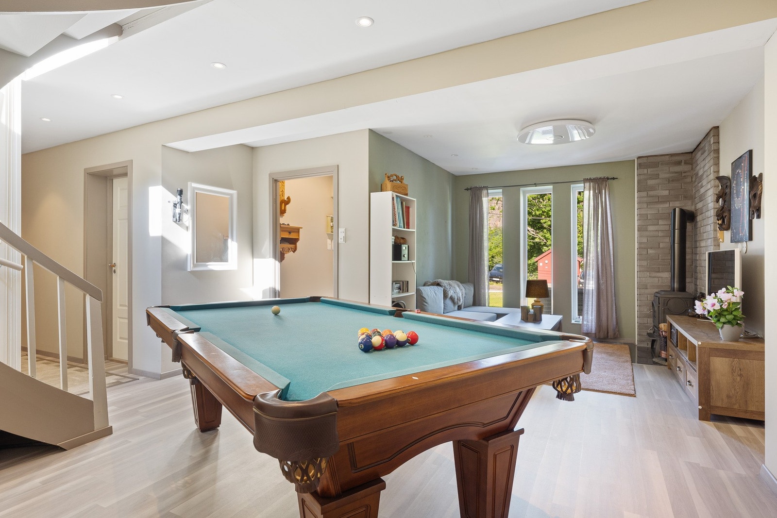 TV-stuen i 1. etasje er i dag innredet med sofagruppe og biljardbord. Galleribilde