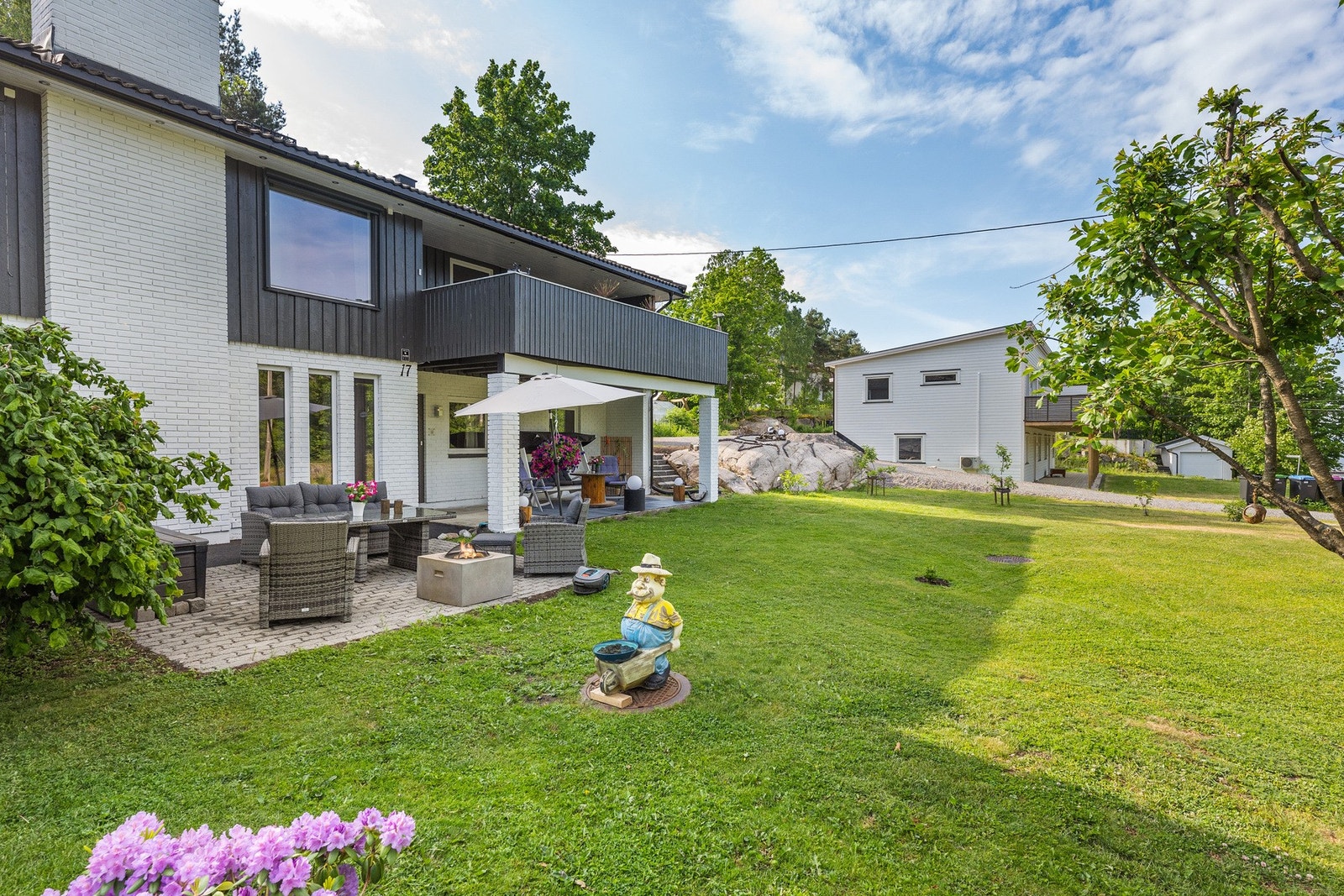 Hagen har plass til fotballbane, trampoline, huskestativ og sandkasse. Galleribilde