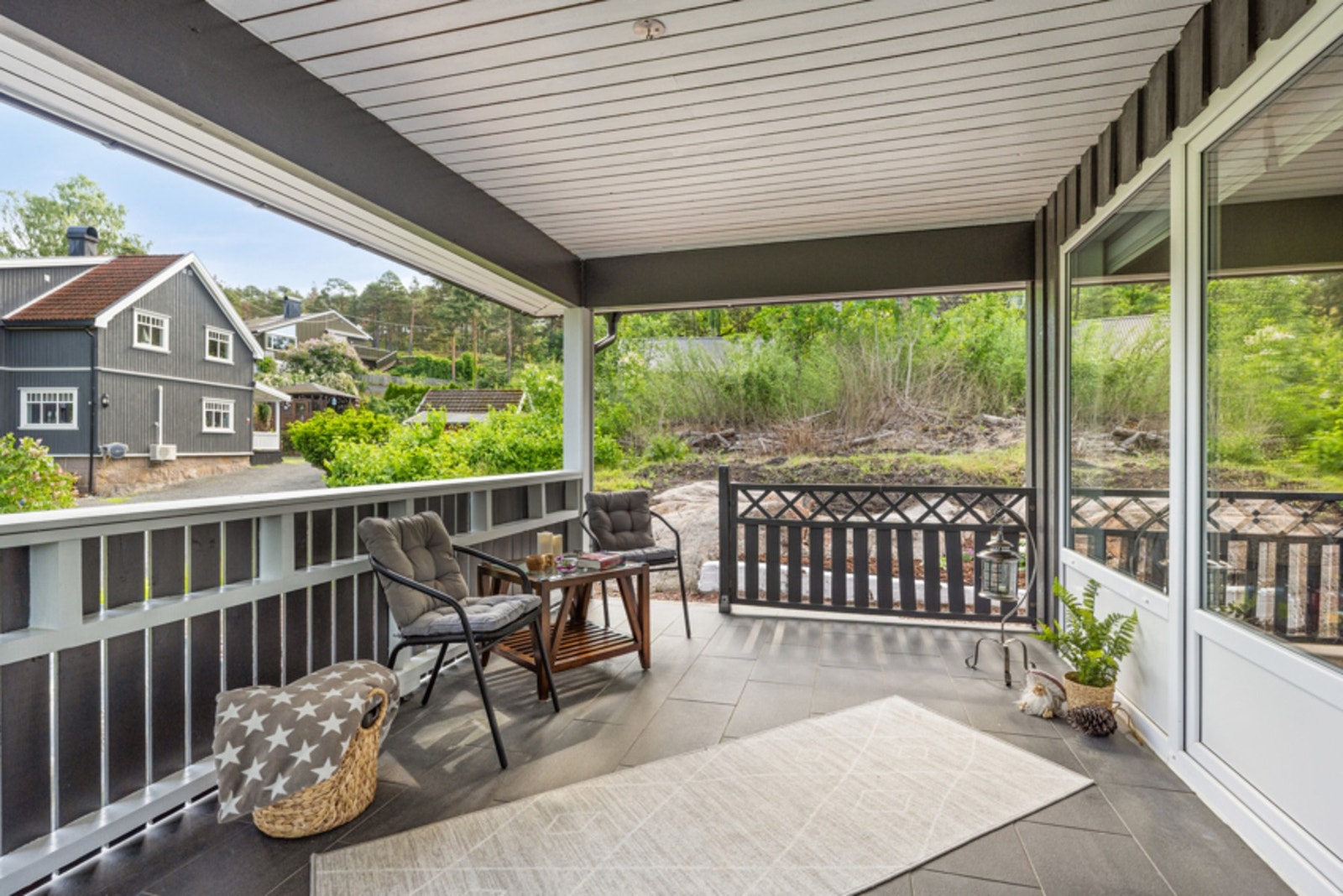 Her sitter man skjermet for vær og vind. Galleribilde