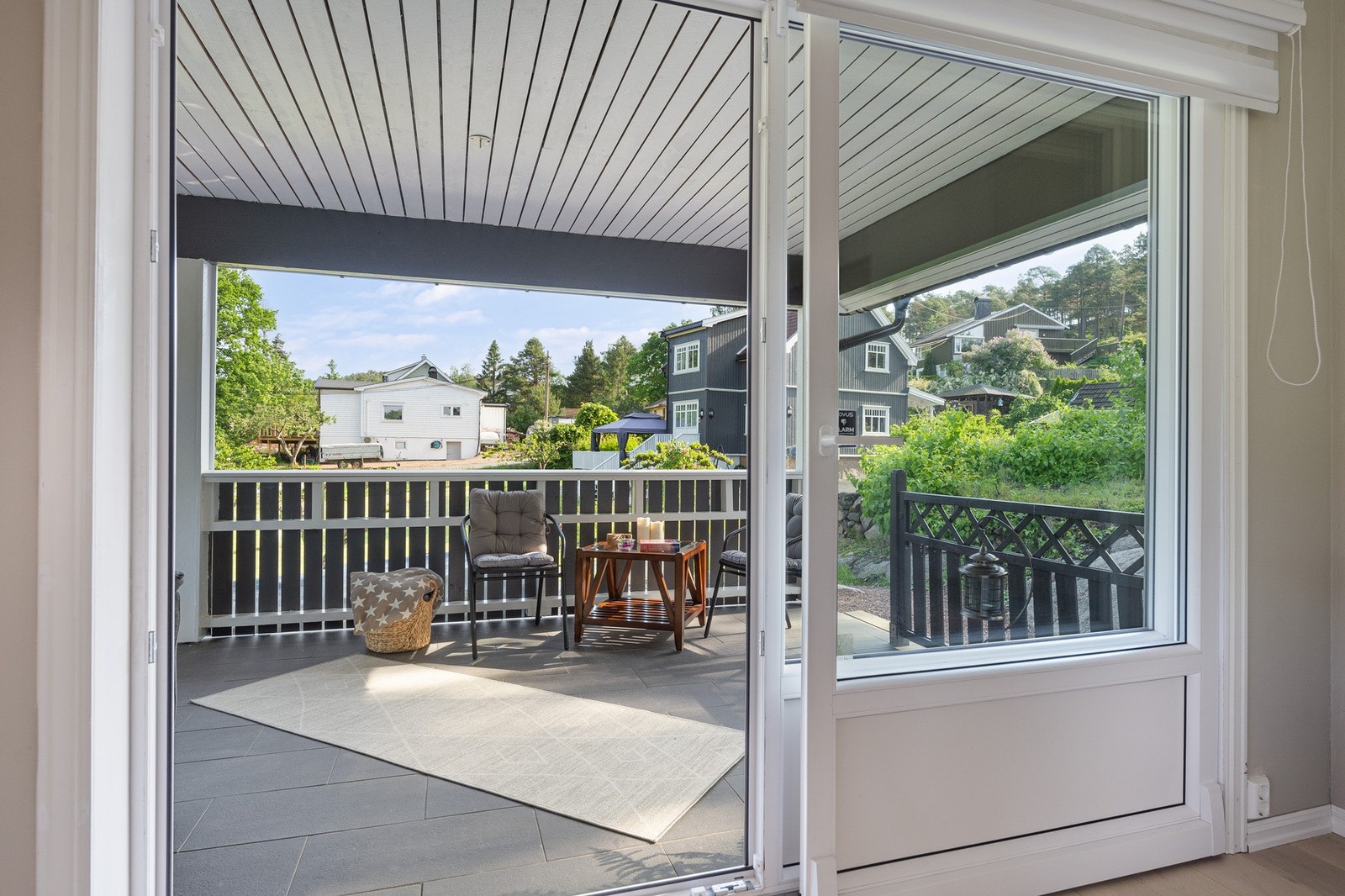 Fra kjøkkenet er det heve/skyvedør ut på terrassen. Galleribilde