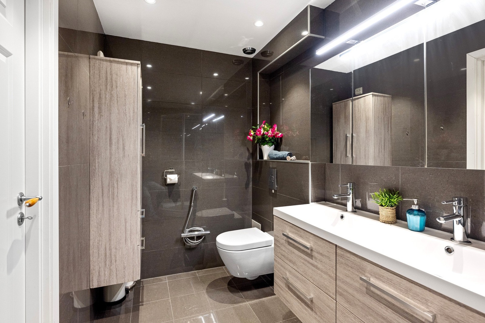 Det er også et flott bad i underetasjen. Galleribilde