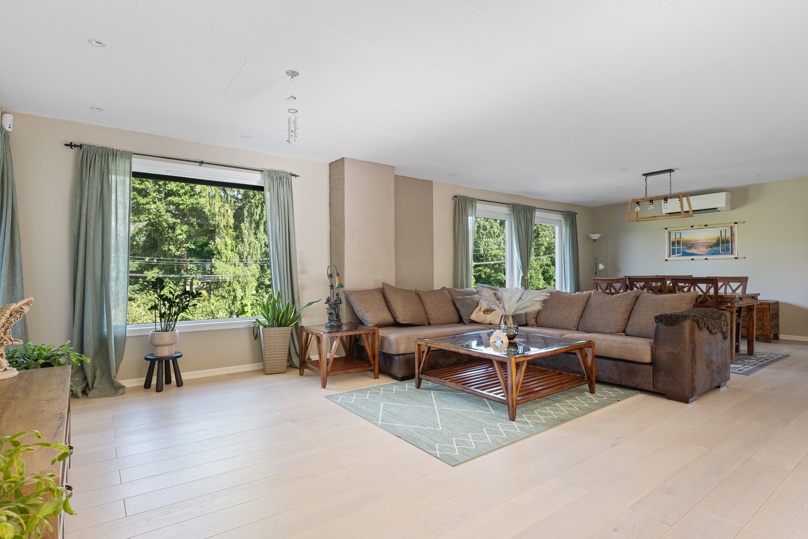 Her er det god plass til hele familien i sofakroken. Galleribilde