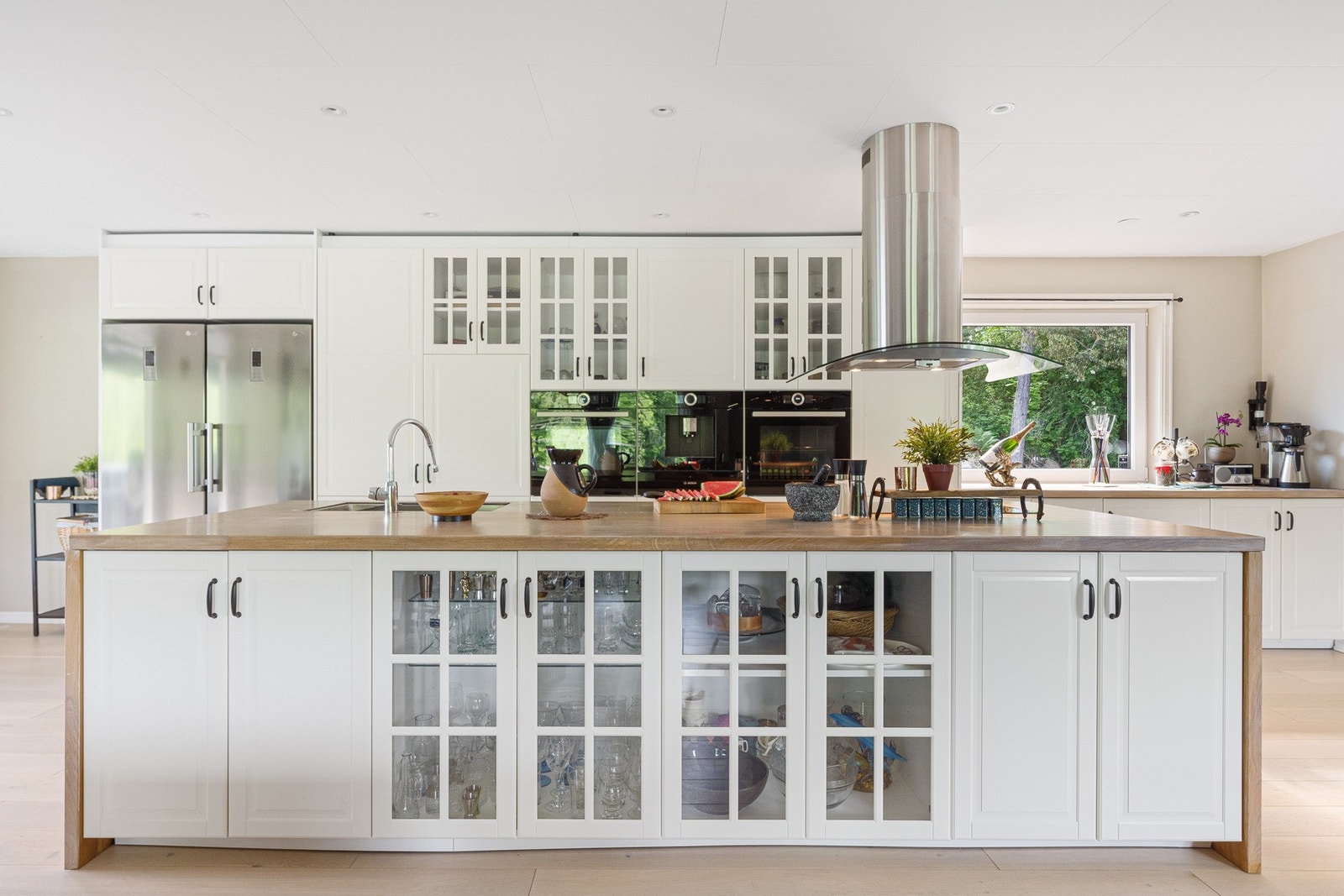 Det er integrert platetopp, stekeovn, kombiovn, kaffemaskin og to oppvaskmaskiner samt avsatt plass til kjøleskap og fryseskap. Galleribilde