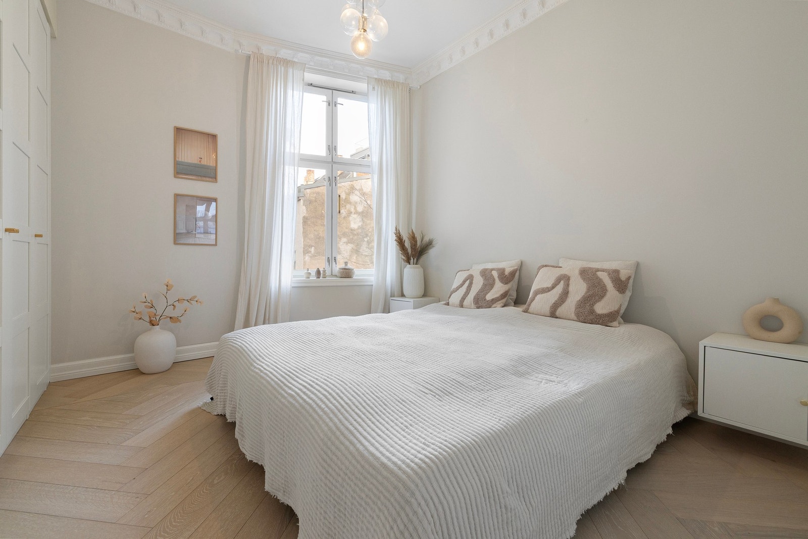 Soverom 2 vender mot stille og rolig bakgård. Galleribilde