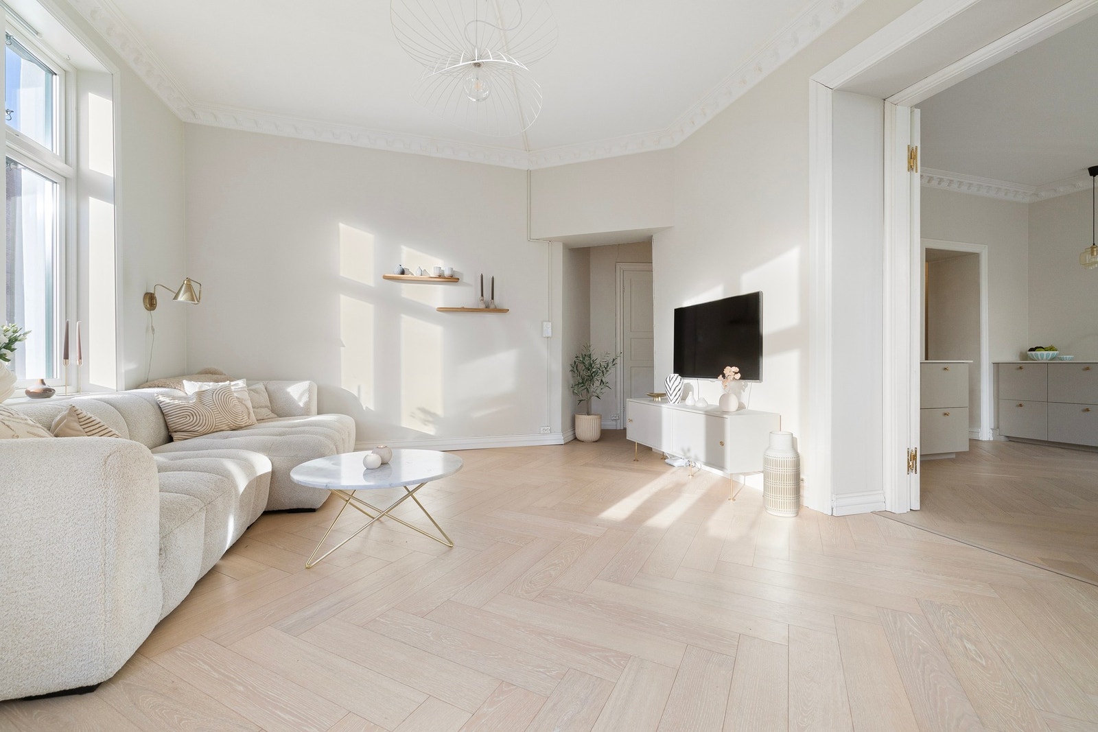 Etterspurt planløsning med to stuer på rad. Alle overflater er slette og malt i delikate fargetoner. Galleribilde