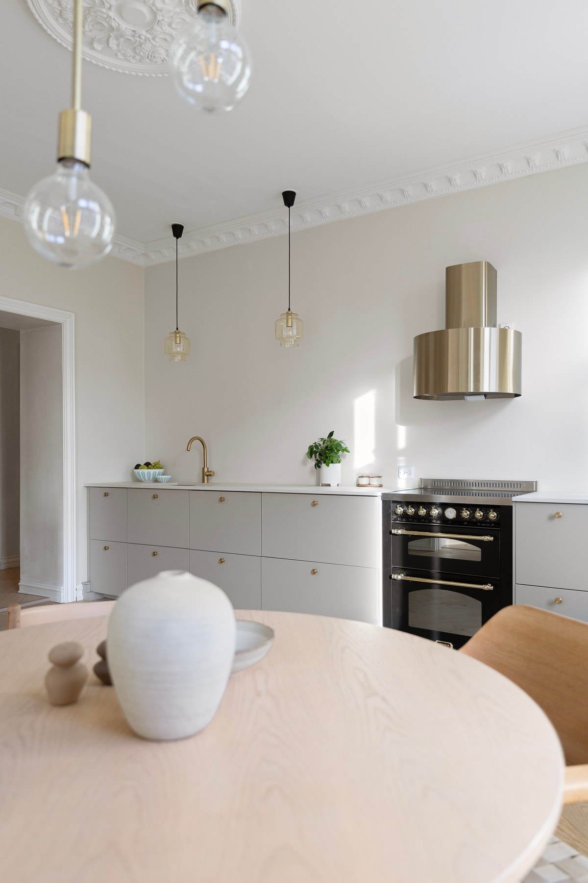 Nydelige, klassiske detaljer som stukkatur og rosett. Galleribilde