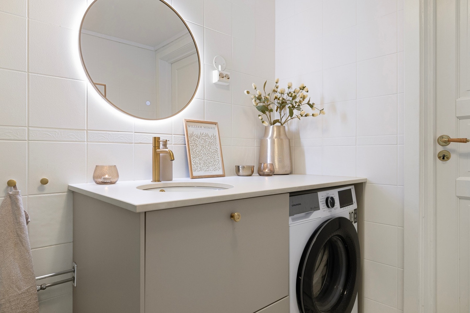 Baderommet ble overflateoppusset i 2024 med nye fliser og innredning. Galleribilde