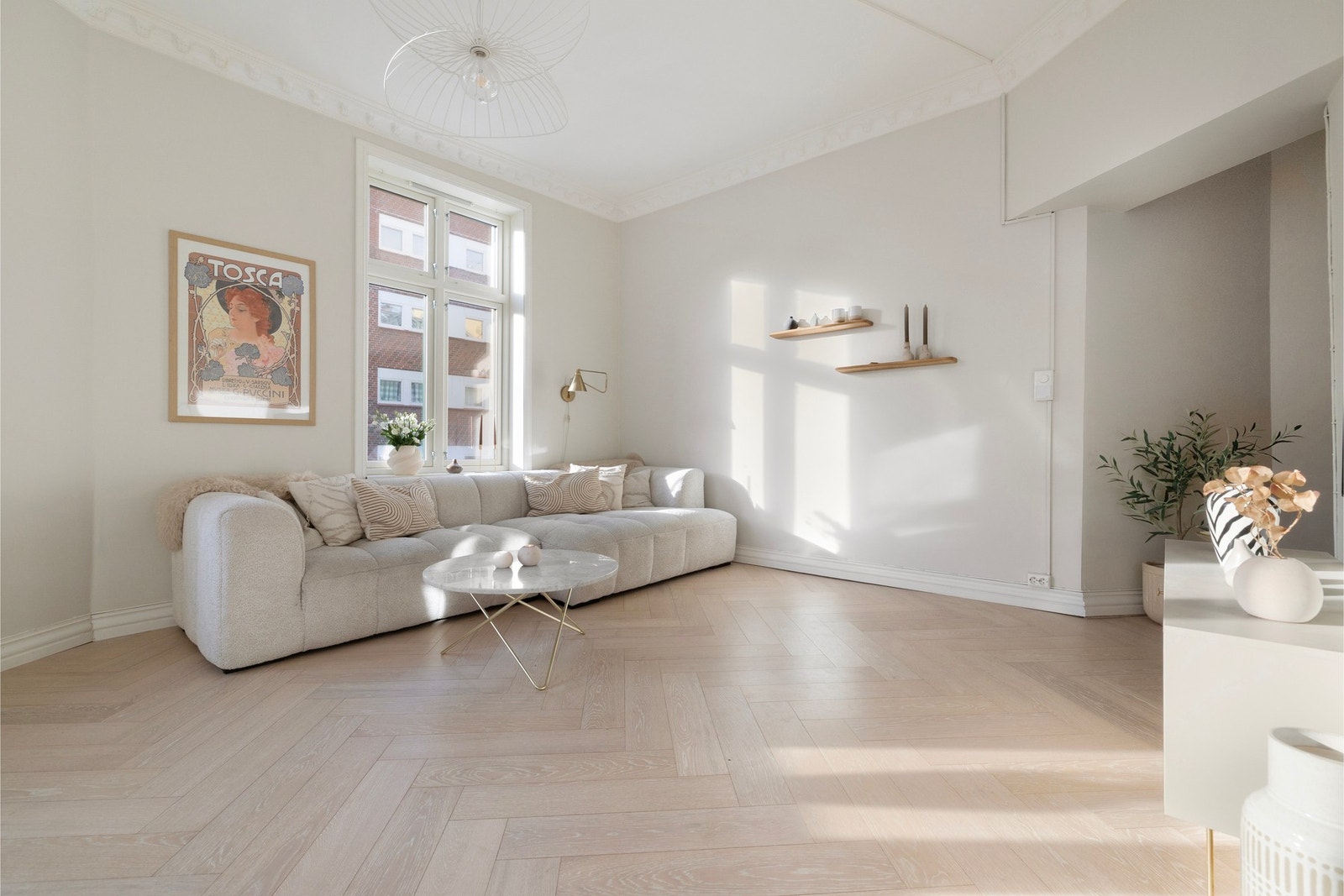 Stuen er et luftig, åpent og sosialt rom. Her er det god plass til både sofagruppe samt stor spisestue om ønskelig. Galleribilde