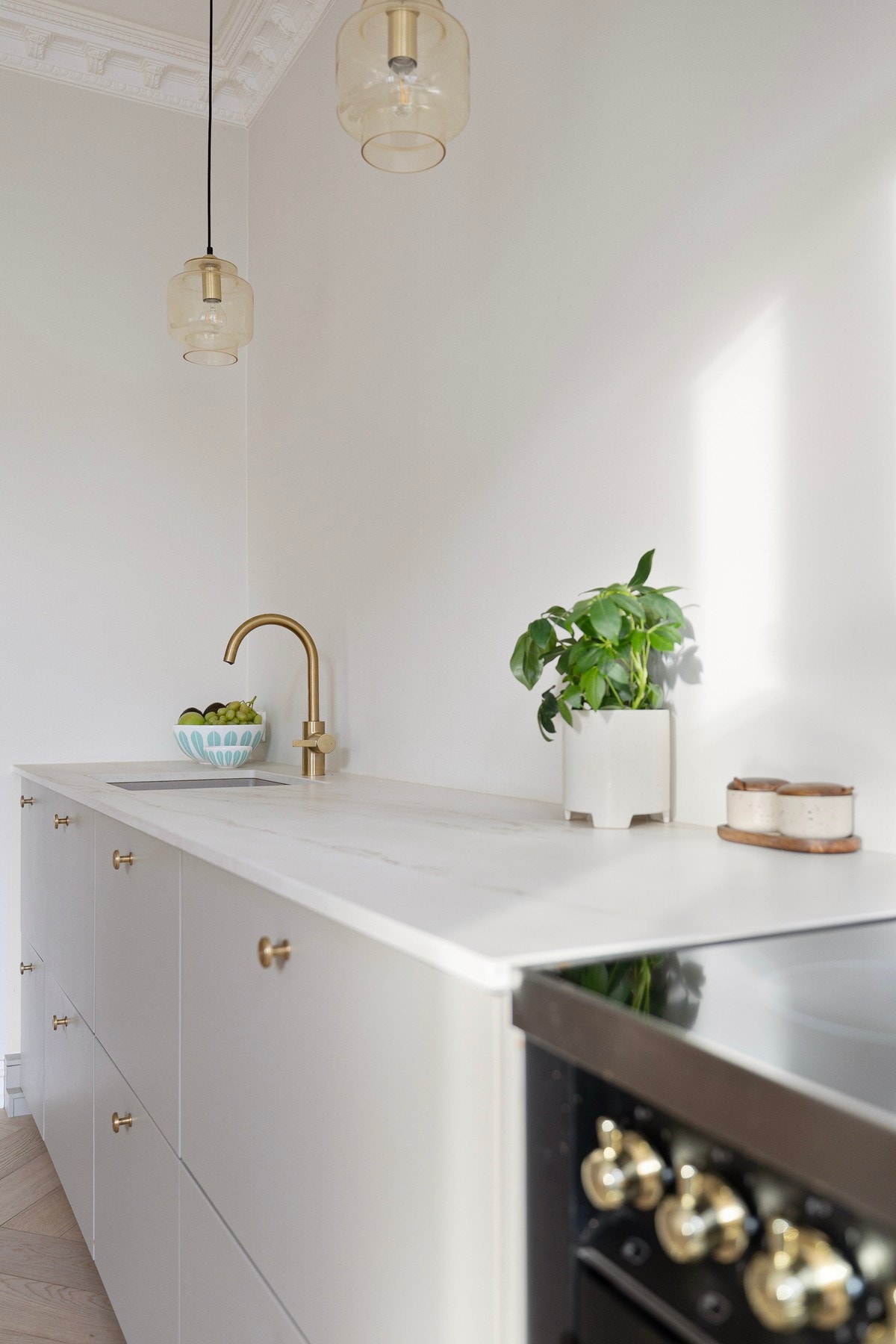 Lekre knotter i messing som matcher blandebatteri. Galleribilde