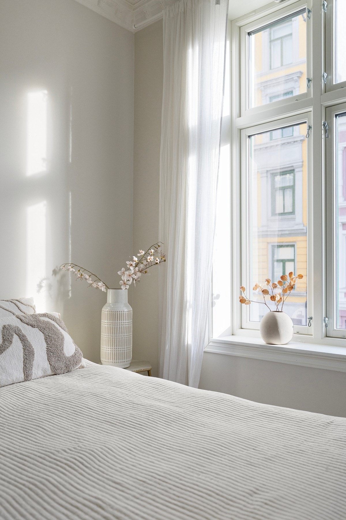 Det er god plass til dobbeltseng og nattbord på begge sider. Galleribilde