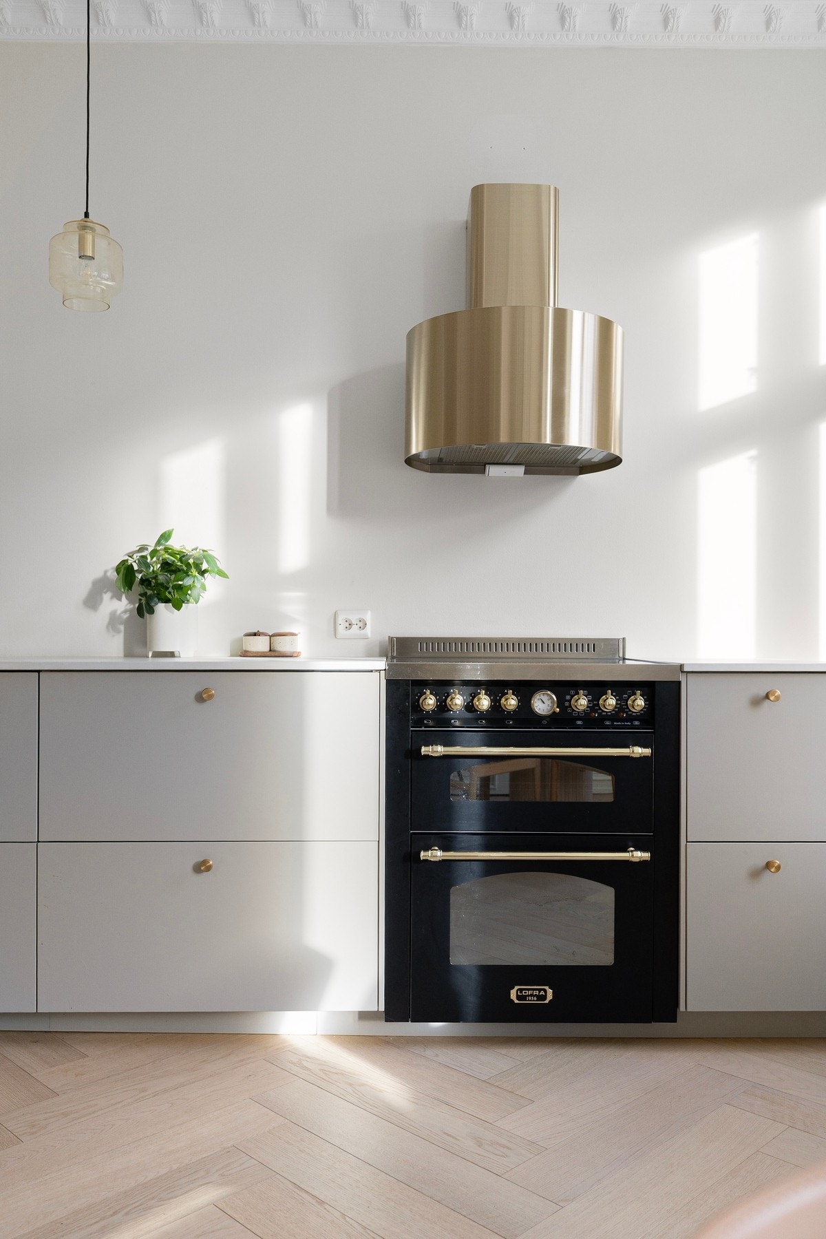 Påkostet ovn i klassisk design med ventilator som matcher øvrige detaljer i messing. Galleribilde