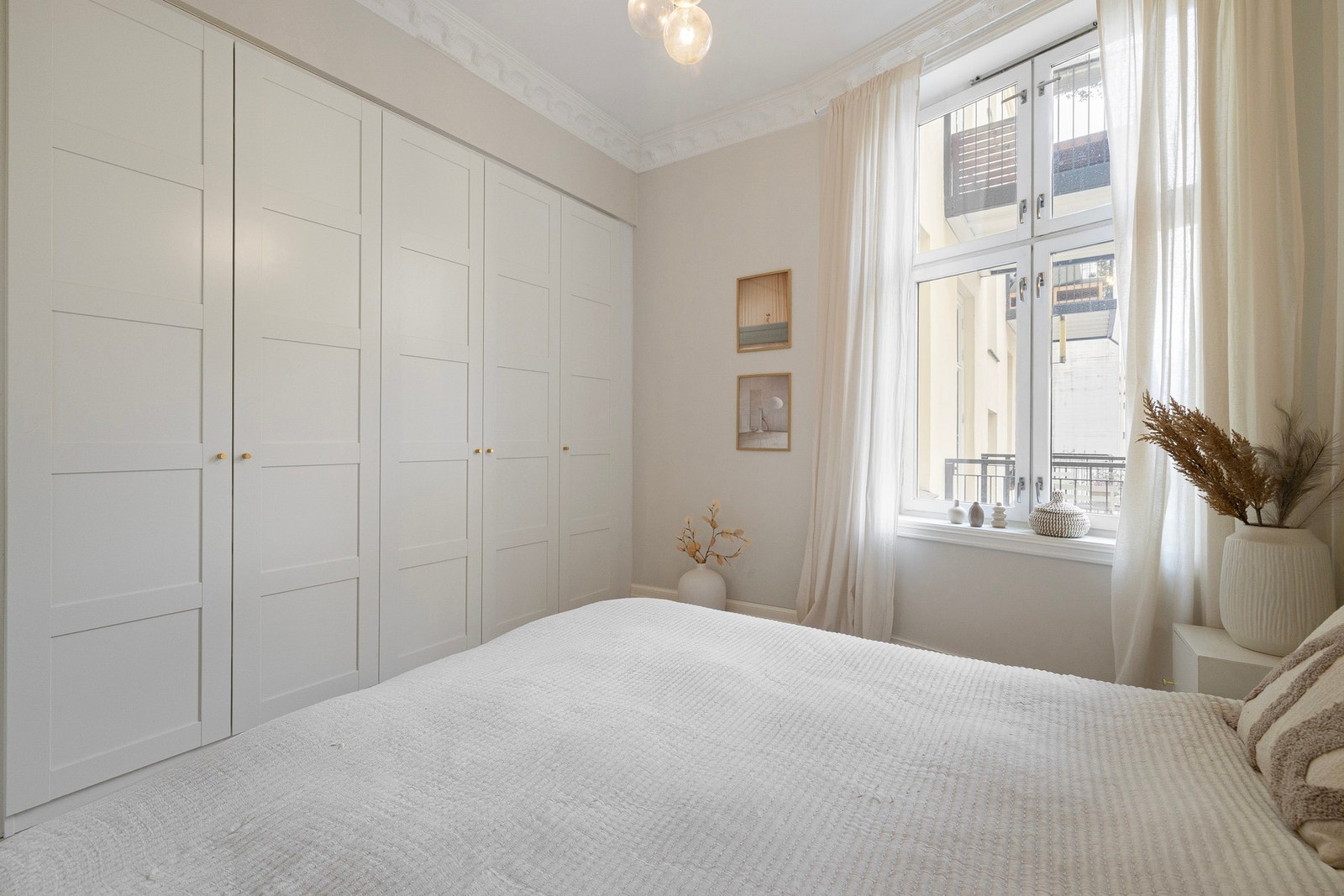 Svært lekre, innebygde garderobeskap som medfølger. Galleribilde