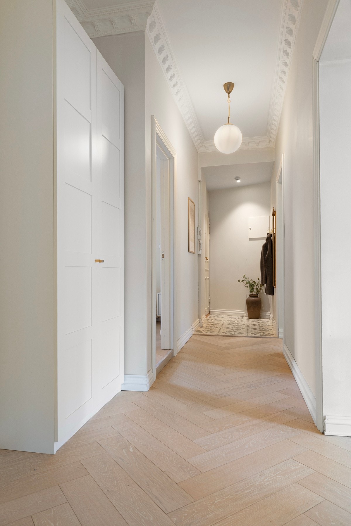 Garderobeskap i entré med knotter i messing som matcher øvrige detaljer i leiligheten. Galleribilde