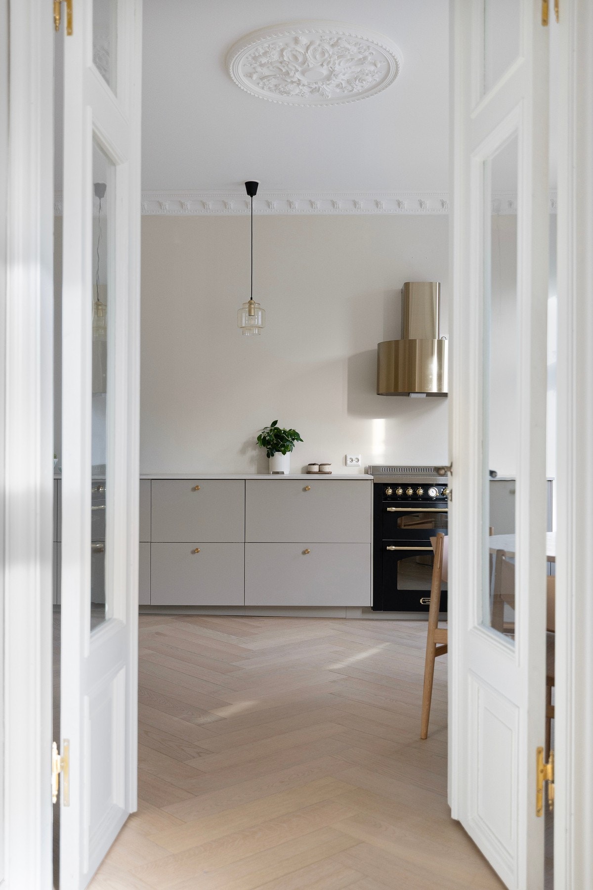 Vakre, doble fløydører mellom stue og kjøkken. Galleribilde