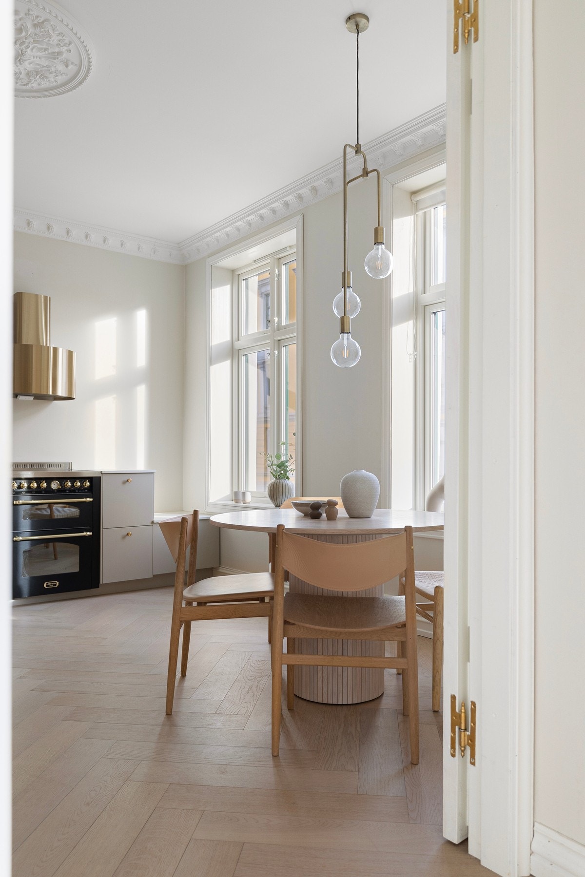 Spesialtilpasset sittebenk i kjøkkeninnredningen. God plass til stor spisestue. Galleribilde