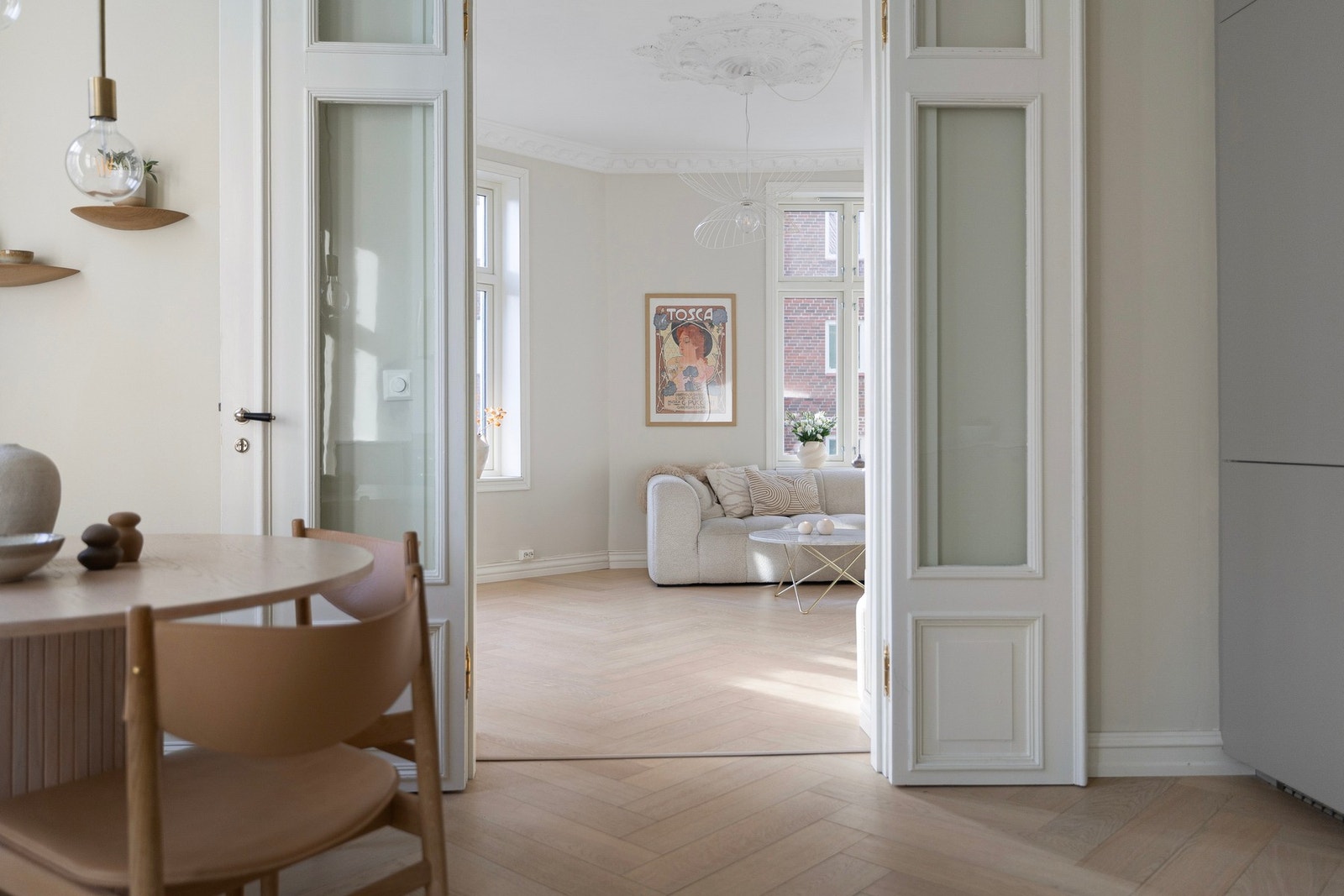 Sjarmerende fløydører mellom stue og kjøkken. Sammen med den gode takhøyden gir dette en svært luftig og god atmosfære. Galleribilde