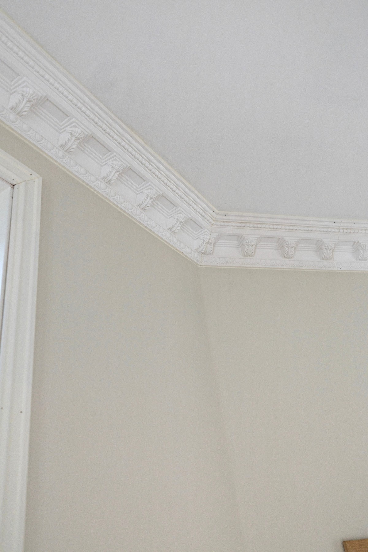 Generøs takhøyde, profilerte listverk, doble dører, stukkatur og rosett komplementerer det klassiske uttrykket i leiligheten. Galleribilde