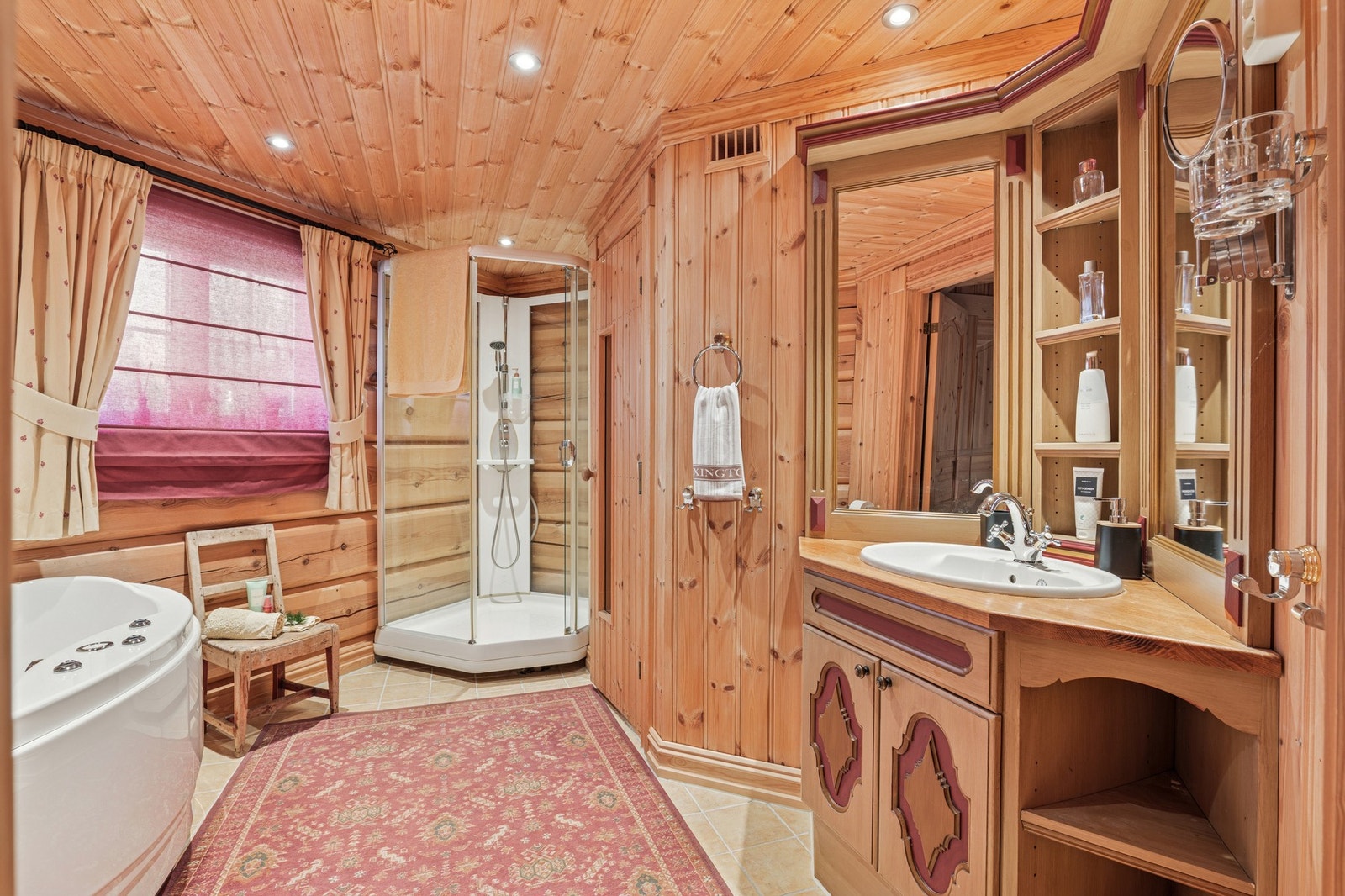 Stort romslig bad i første etasje med stort hjørneboblebadekar og direkte adkomst til badstuen. Galleribilde