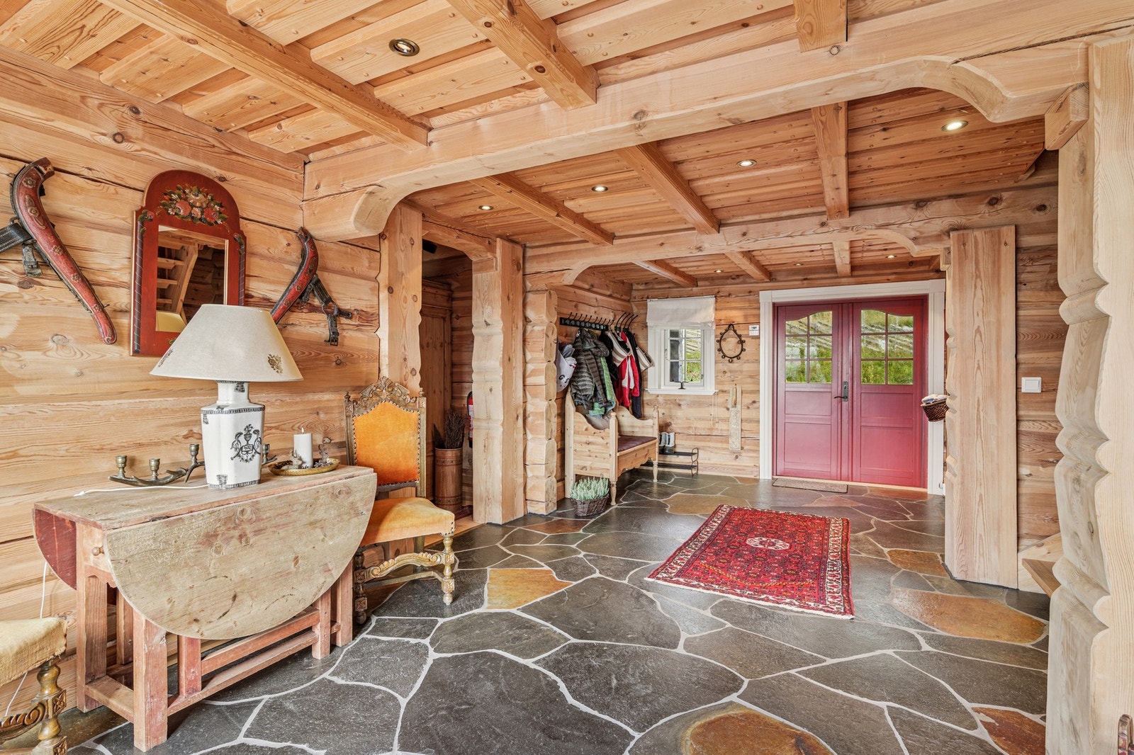 Stor og romslig hall med dobbel flyet ytterdør. Galleribilde