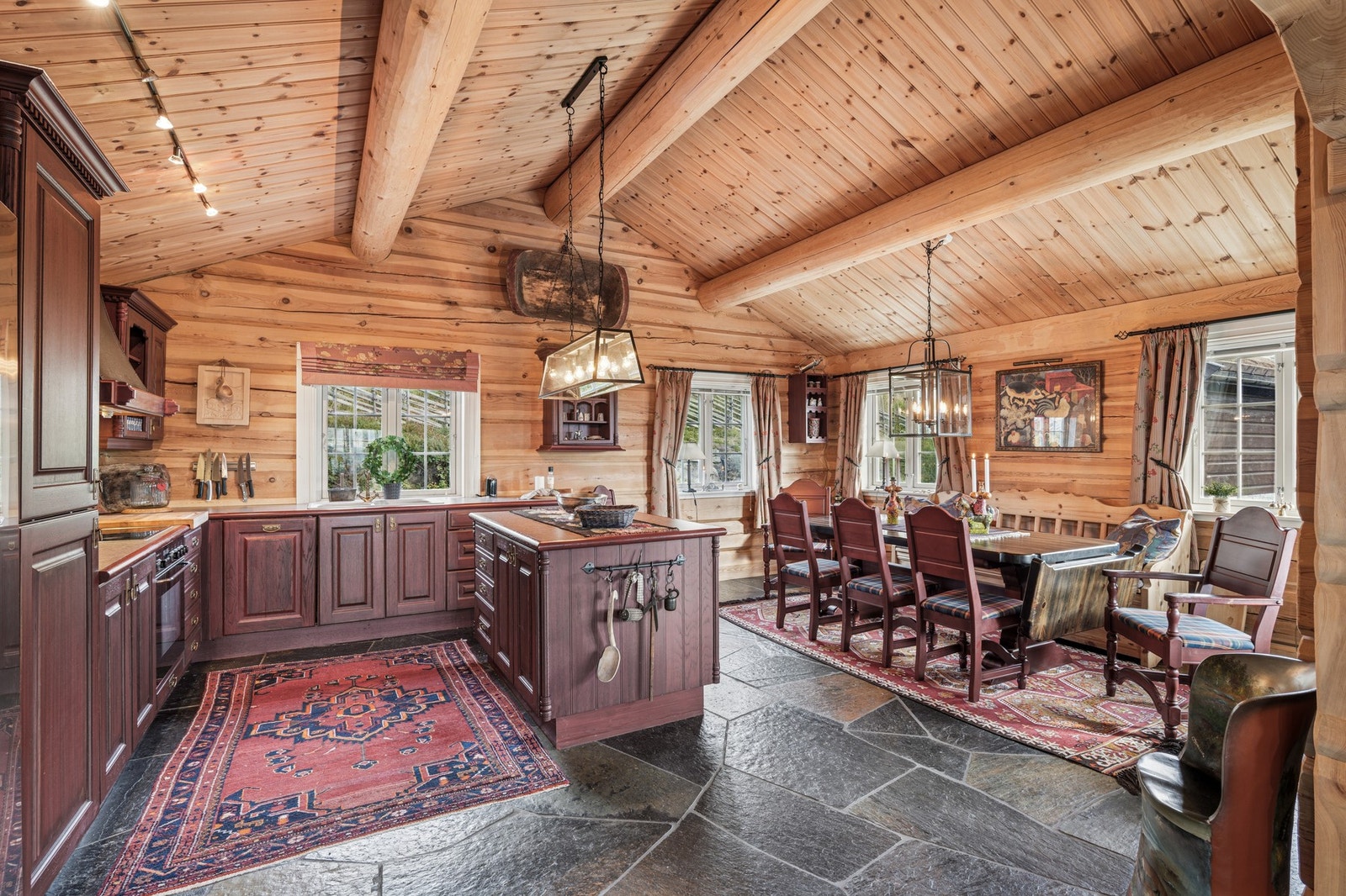 Her er det god plass til mange gjester i hyggelig lag. Galleribilde