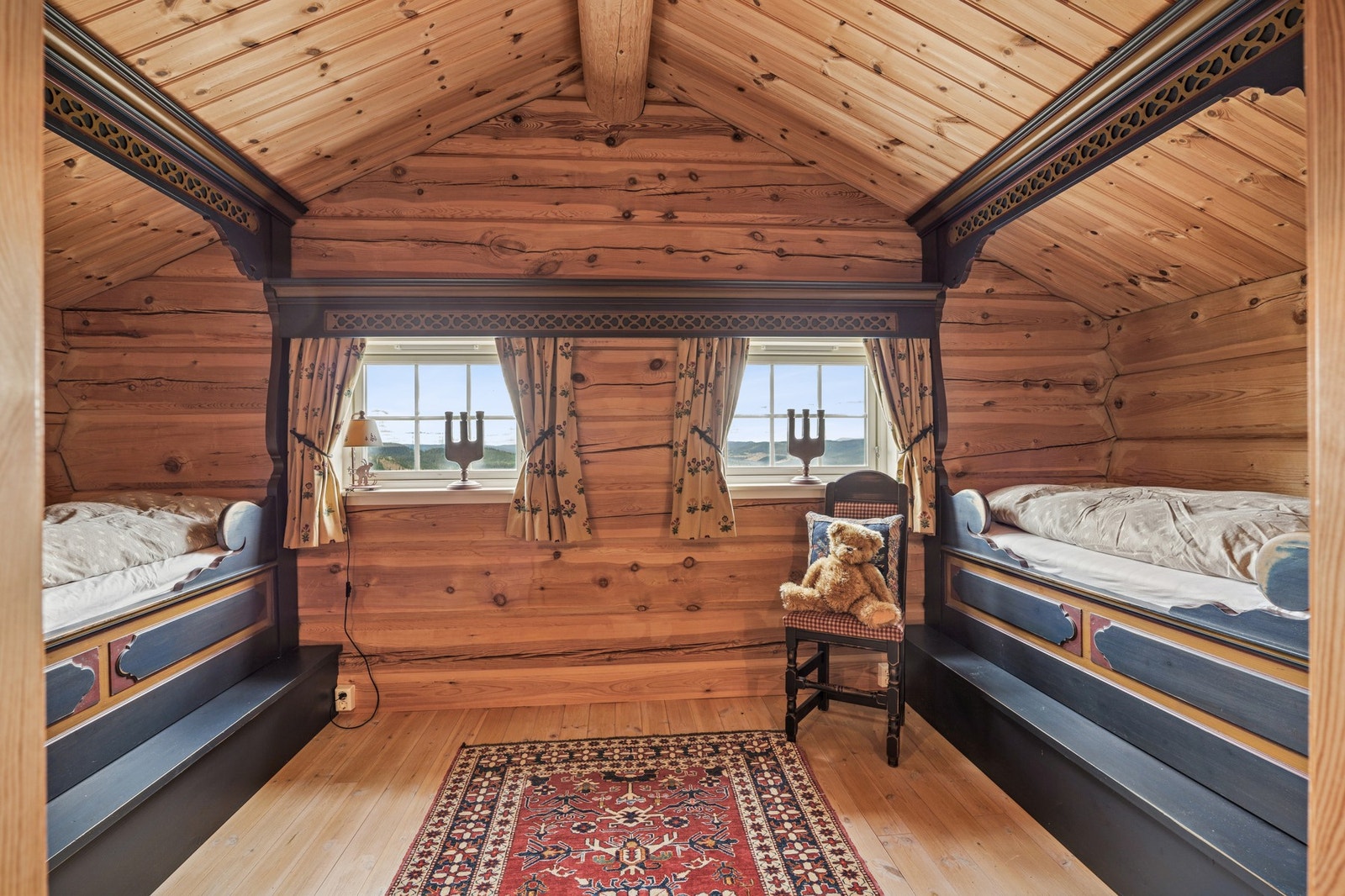 Soverom 4 ligger 2. etasje og er også av god størrelse. Rommet har to plassbygde sovealkover i tradisjonell stil, med flotte utskjæringer. Galleribilde