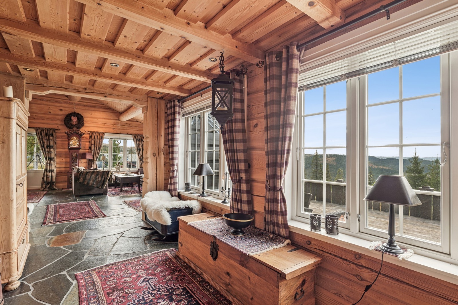 Åpen løsning fra gangen og videre inn til stue. Galleribilde