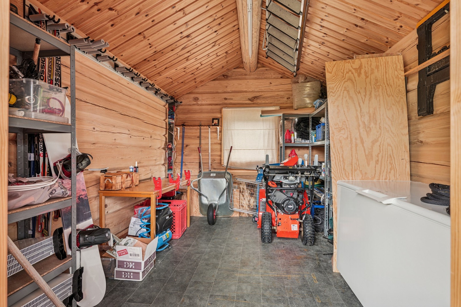 Isolert uthus med støpt og pusset betonggulv med belegg. Perfekt som redskap/utstyrsbod. Galleribilde