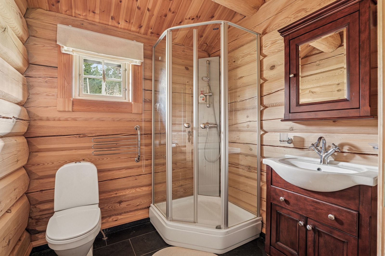 Annekset har bad med dusj, servant g toalett. Galleribilde