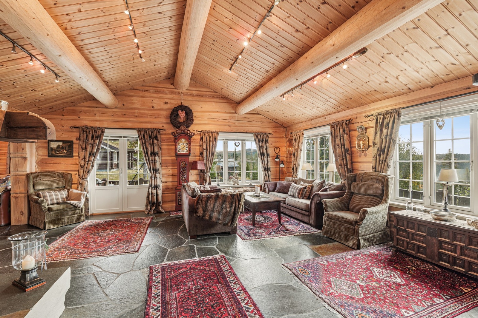 Raustet himling og store vinduer som slipper inn masse naturlig lys. Galleribilde