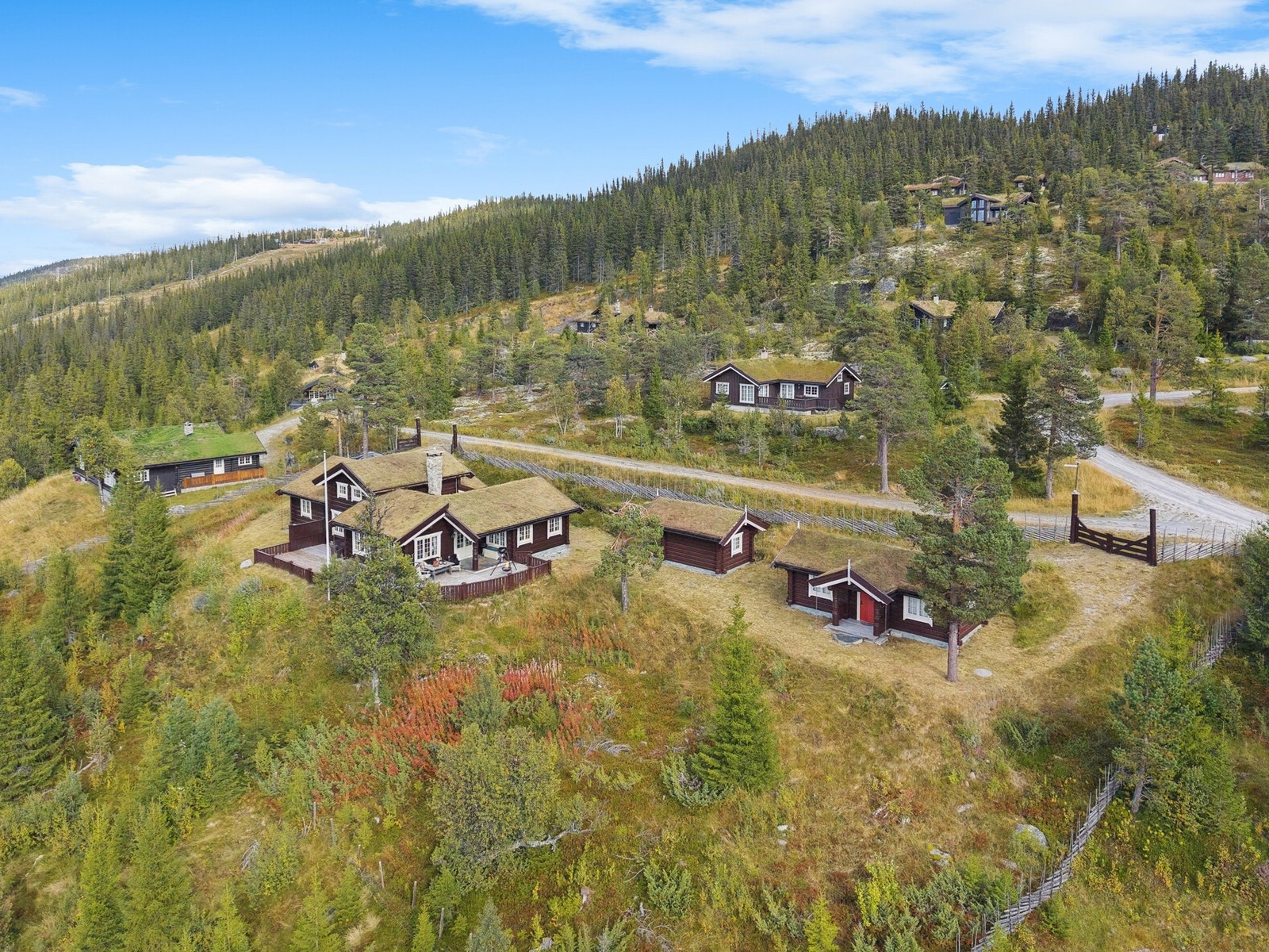 Eiendommen er inngjerdet med skigard, og har to innkjøringer. Galleribilde