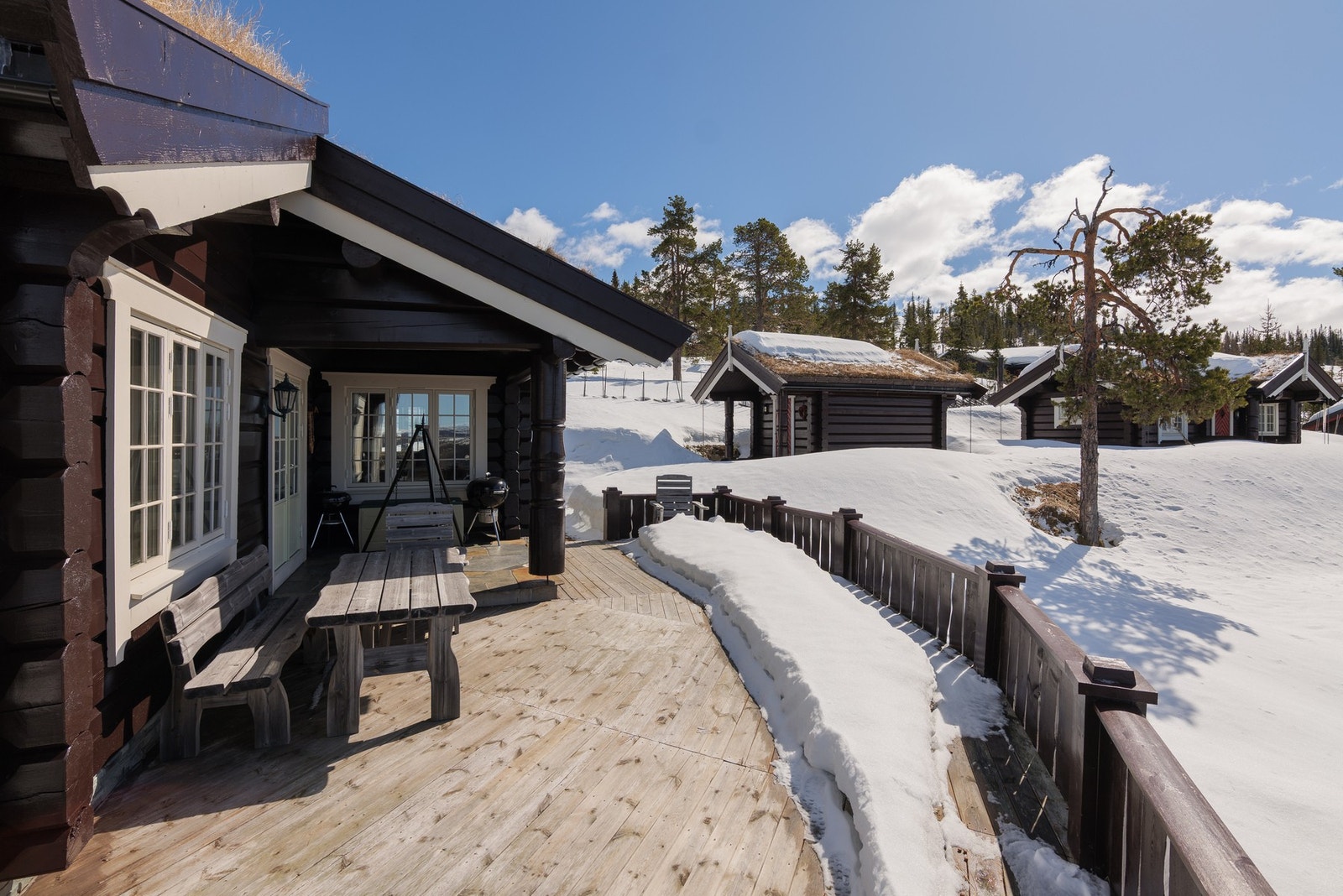 Romslig terrasse og fantastisk uterom - nyt sol og utsikt i fredelige omgivelser Galleribilde