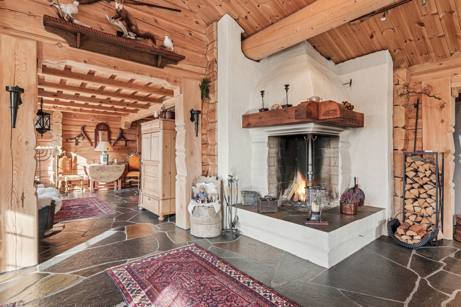 Grue peisen varmer godt på høst- /vinterkvelder, men utgjør også et fint møbel som står i stil til resten av hytten. Galleribilde