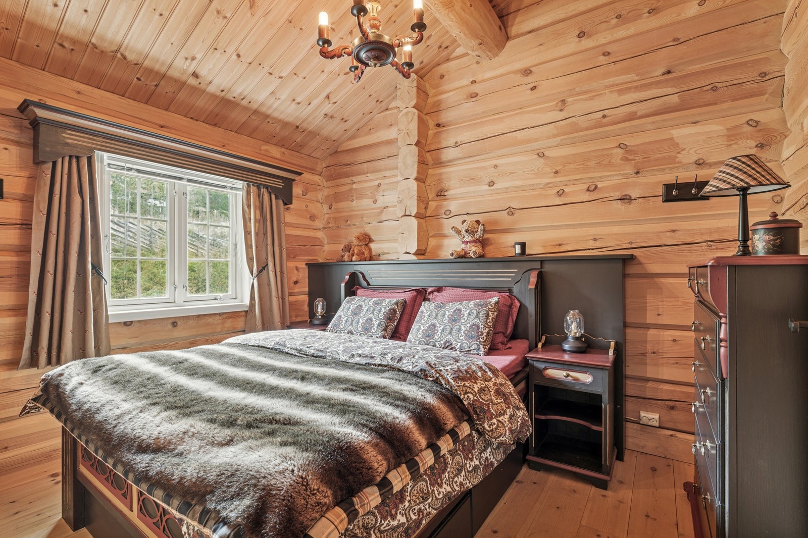 Soverom 2, har også god plass til dobbeltseng og ønsket garderobeløsning. Galleribilde