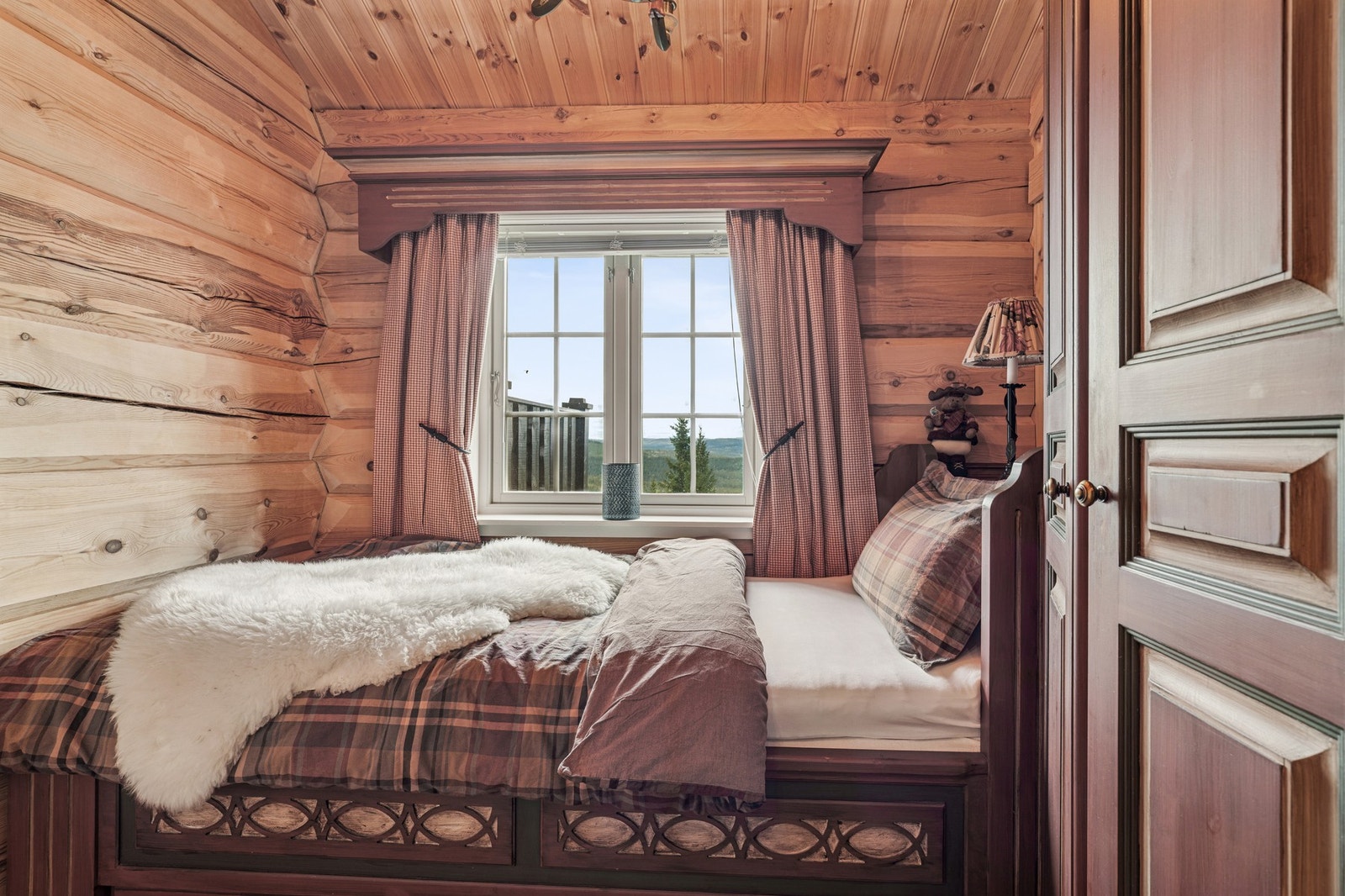 Soverom 3 har en mindre plassbygd tradisjonell seng med utskjæringer i samme stil. Galleribilde