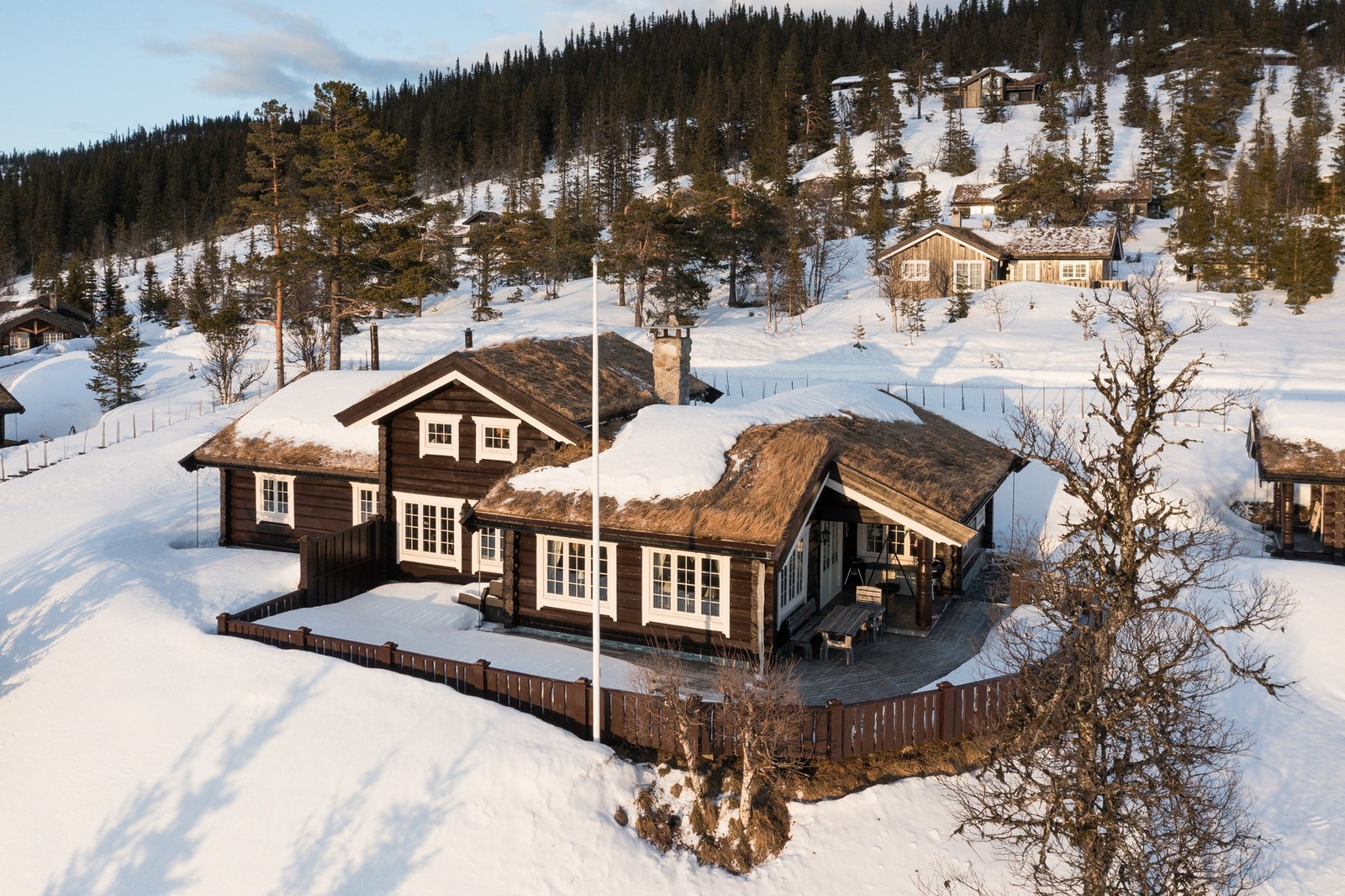 Klassisk tømmerhytte med moderne løsninger - høy standard og gjennomført stil. Galleribilde