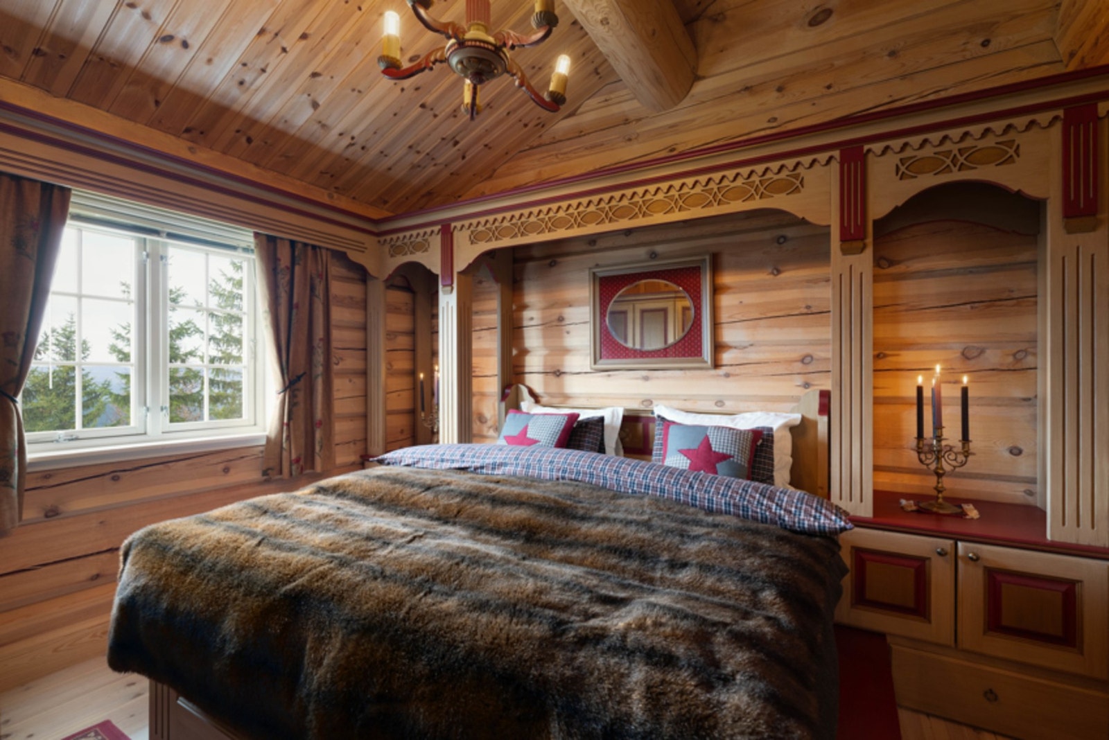 Hovedsoverommet er romslig med god plass til dobbeltseng. Galleribilde