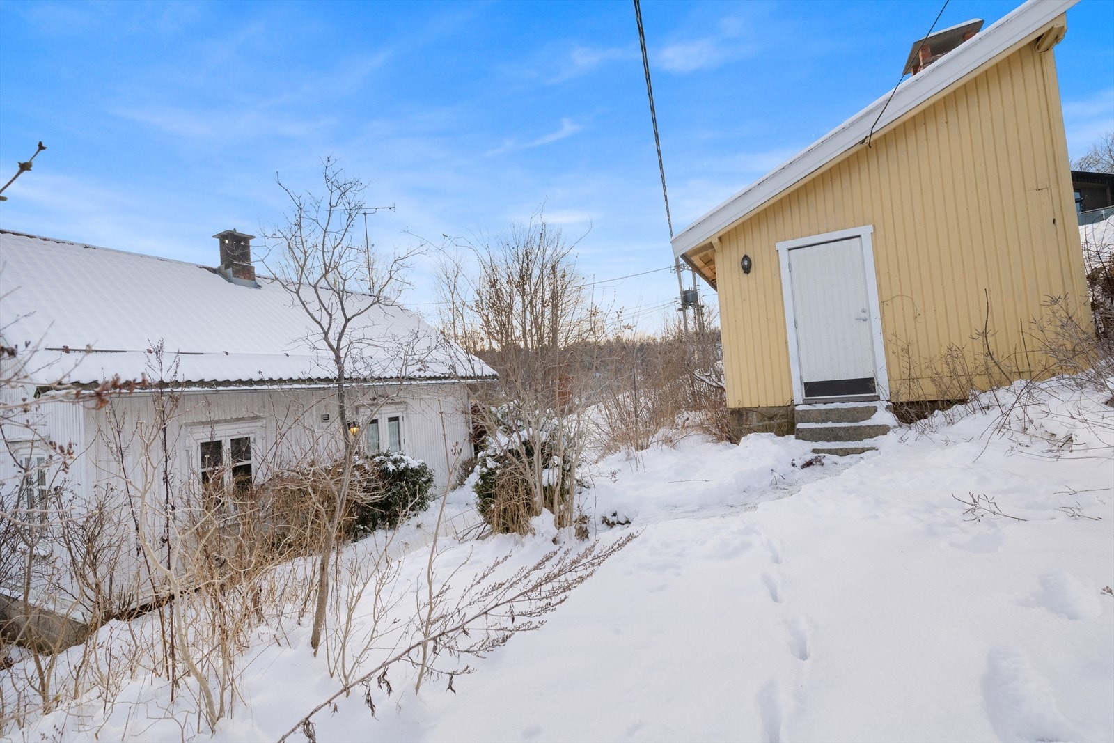 Boligen har et tilhørende uthus, praktisk for ekstra oppbevaring. Galleribilde