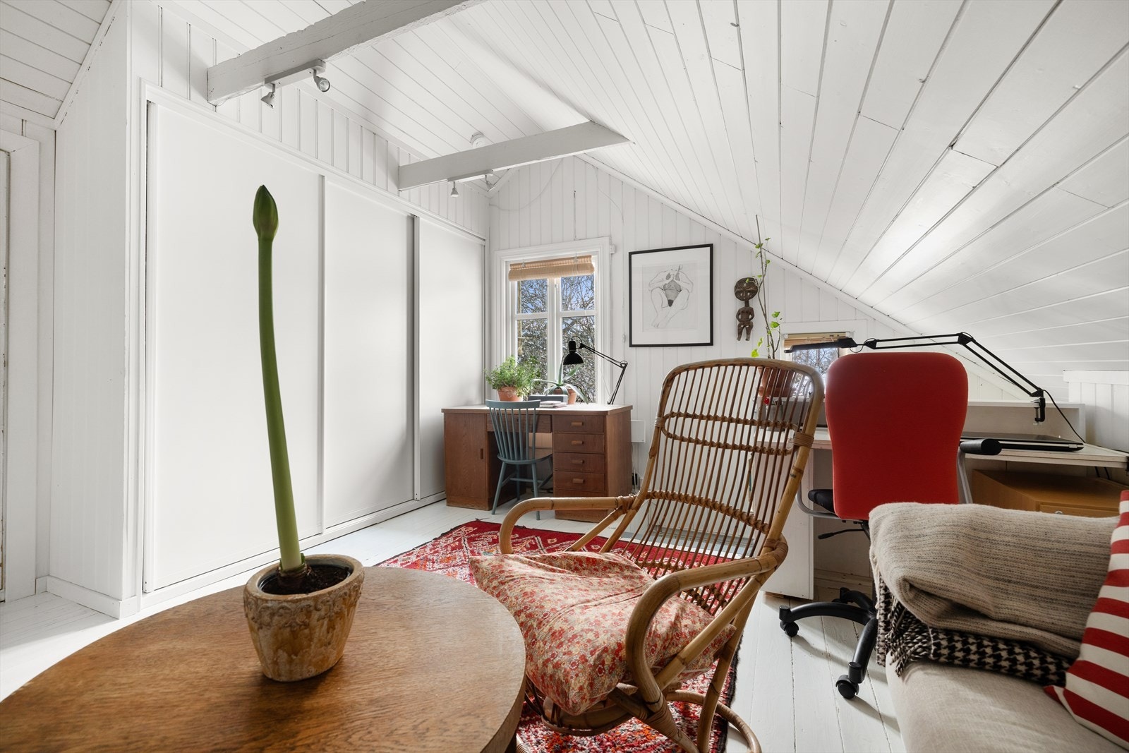 Skyvedørsgarderobe gir effektiv oppbevaring. Galleribilde