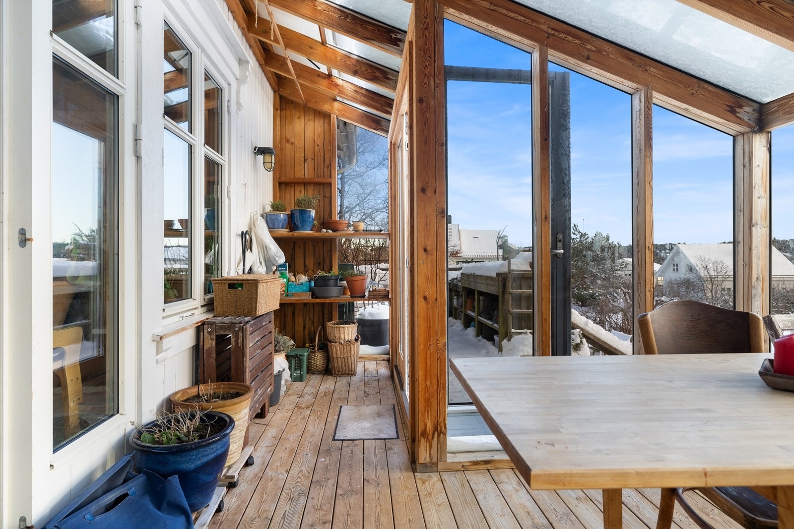 Treverk og store vinduer gir drivhuset et naturlig preg med god lysinnslipp. Galleribilde