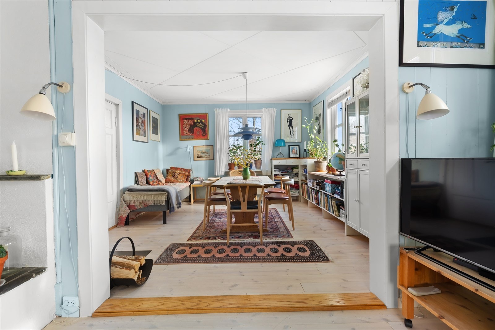 Åpen løsning mellom stue og spisestue gir fleksibilitet i bruk av rommene. Galleribilde