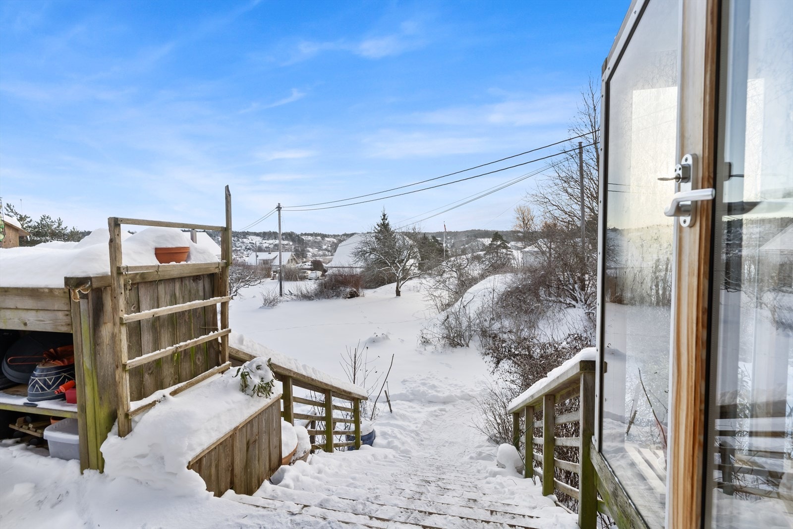 Trappen leder ned til hageområdet, hvor det er god plass til uteaktiviteter. Galleribilde