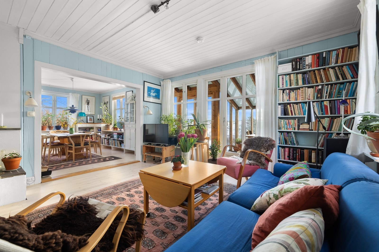 Utgang til veranda fra stuen gir enkel tilgang til uteområdet. Galleribilde