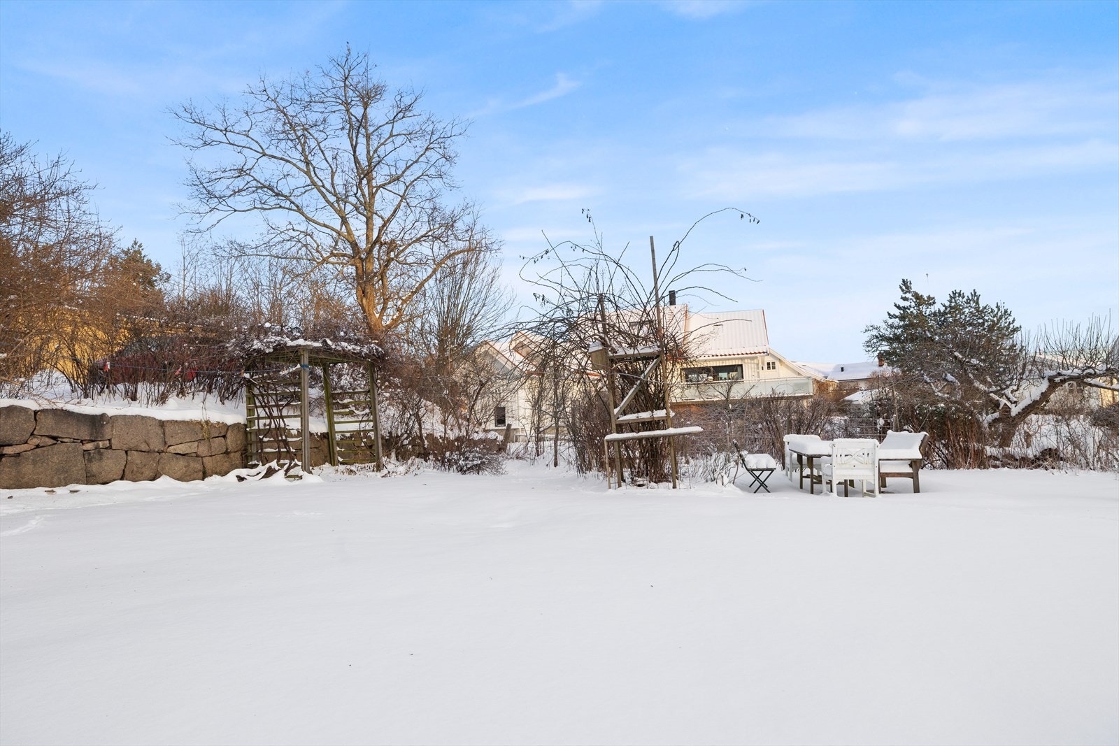 Romslig hageområde gir muligheter for utendørsaktiviteter og avslapning. Galleribilde
