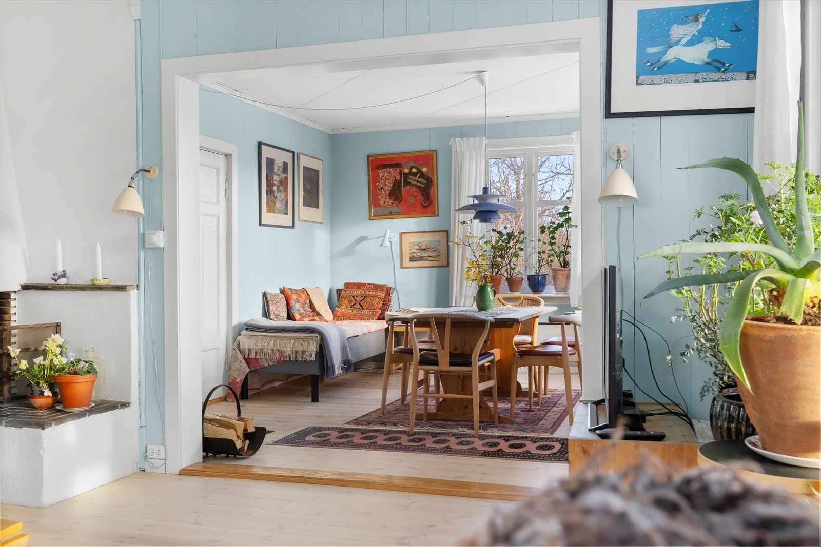 Direkte forbindelse til spiseområdet gir en naturlig overgang mellom rommene. Galleribilde